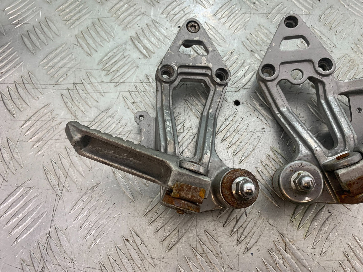 KAWASAKI GPX 750 GPX 750 REAR HANGERS AND PEGS  YEAR 1990