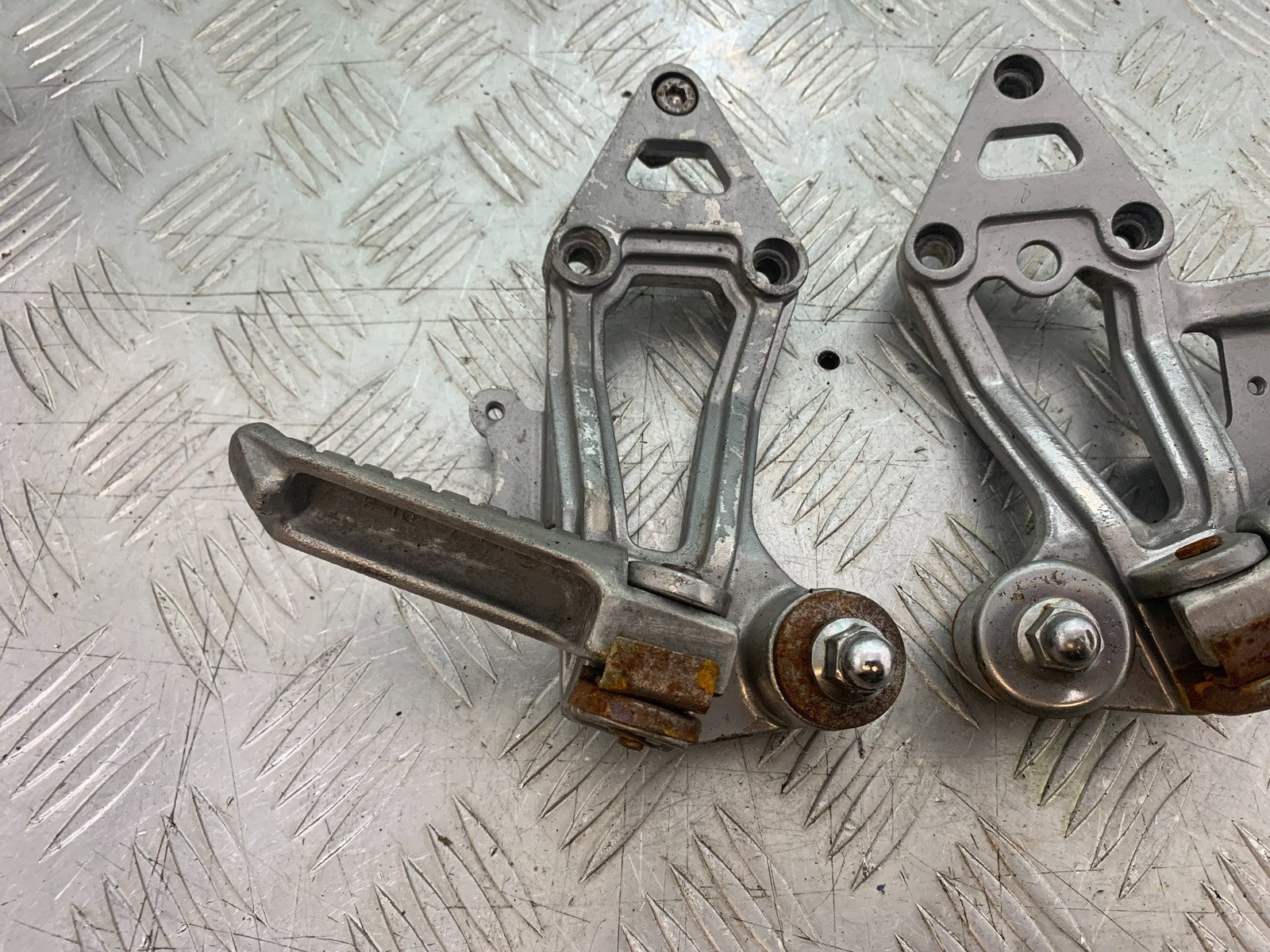 KAWASAKI GPX 750 GPX 750 REAR HANGERS AND PEGS  YEAR 1990