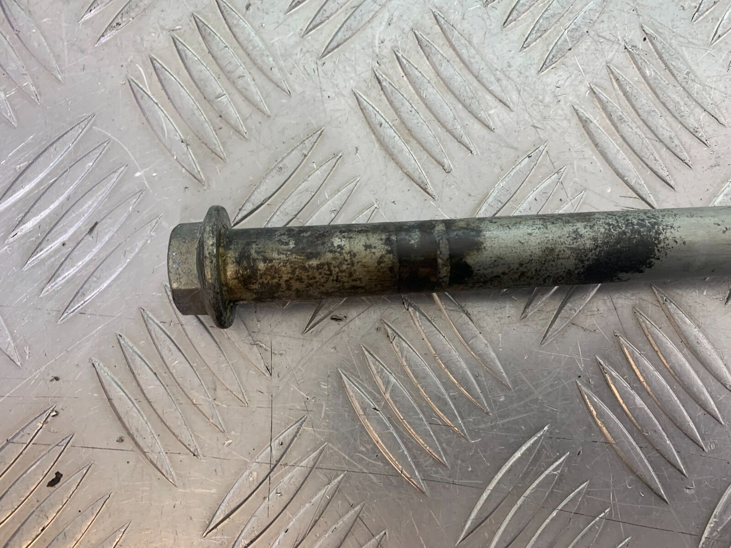 KAWASAKI ZX6R ZX6 J SWINGARM  SPINDLE  YEAR 2000 (CMB1129)
