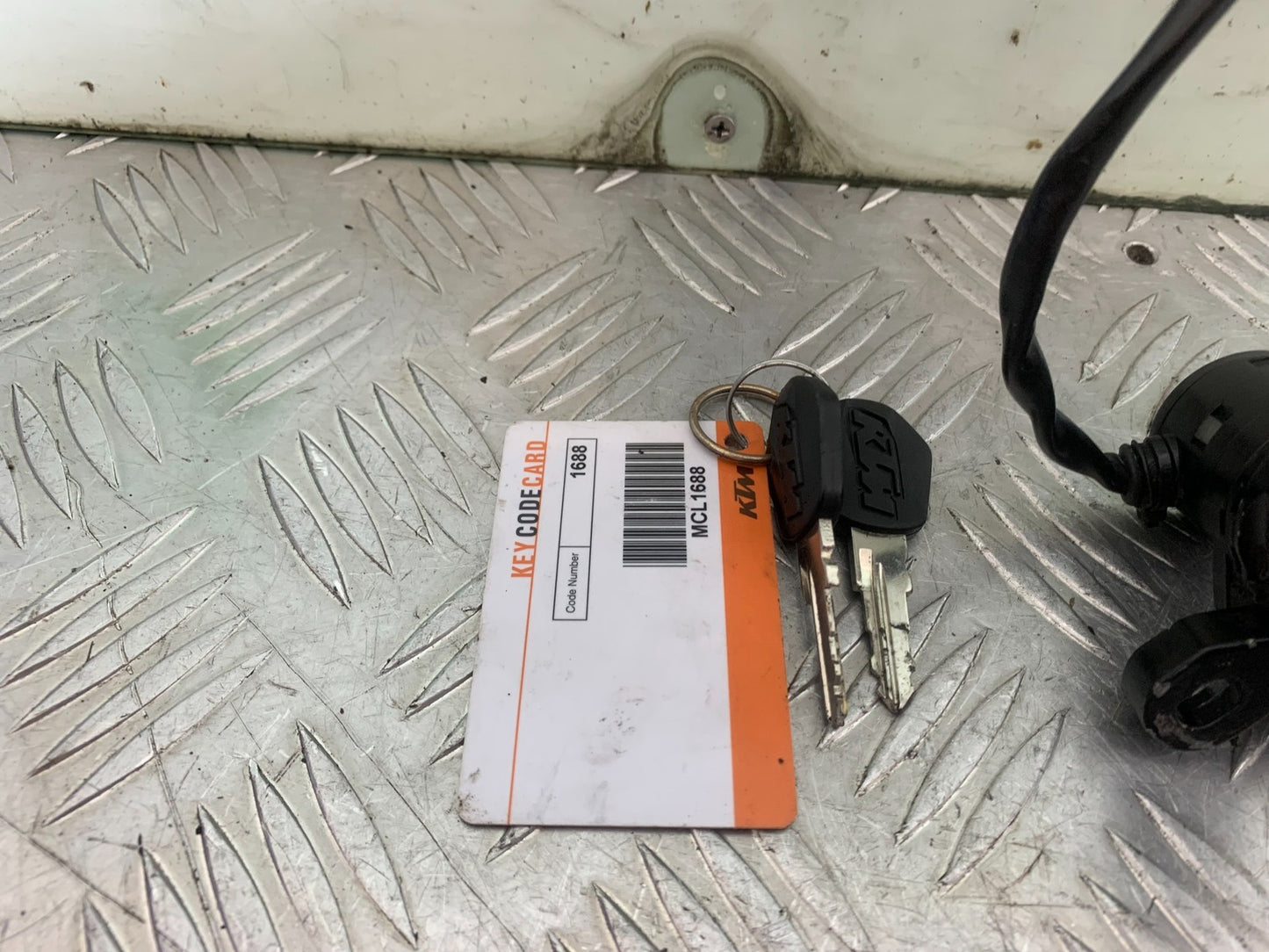 KTM 690 DUKE R LC4 LOCK SET KEYS YEAR 2012-2015  (CMB1180)