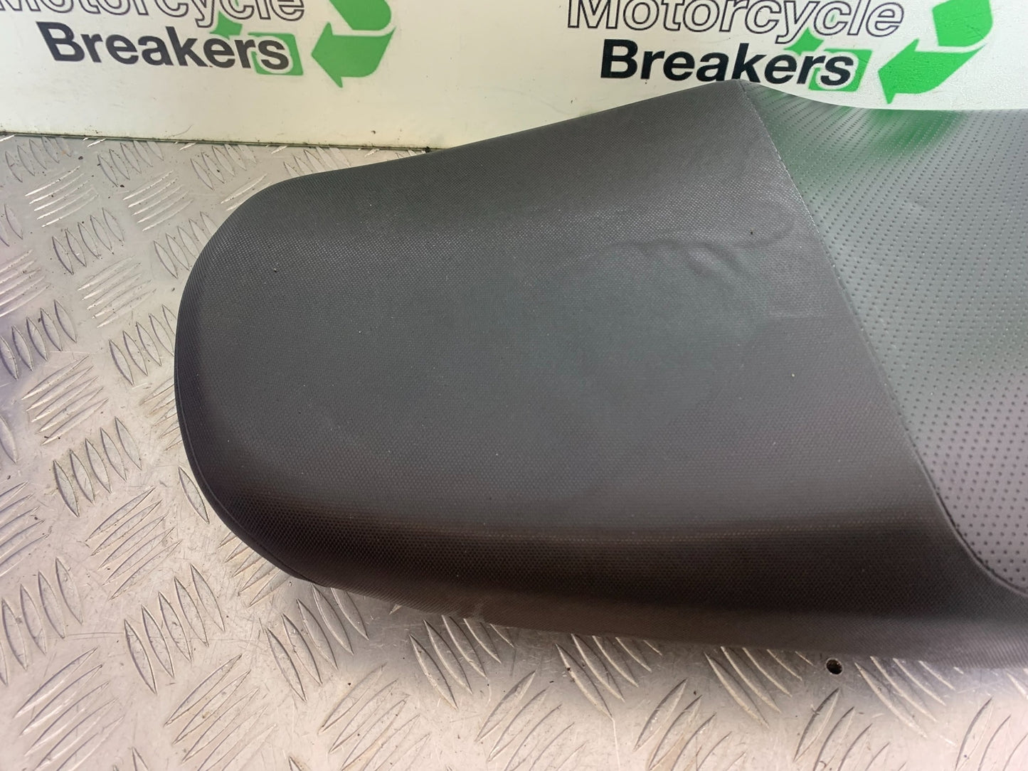 SUZUKI GSF600 GSF 600 BANDIT SEAT  YEAR 2001-2003 (CMB1157)