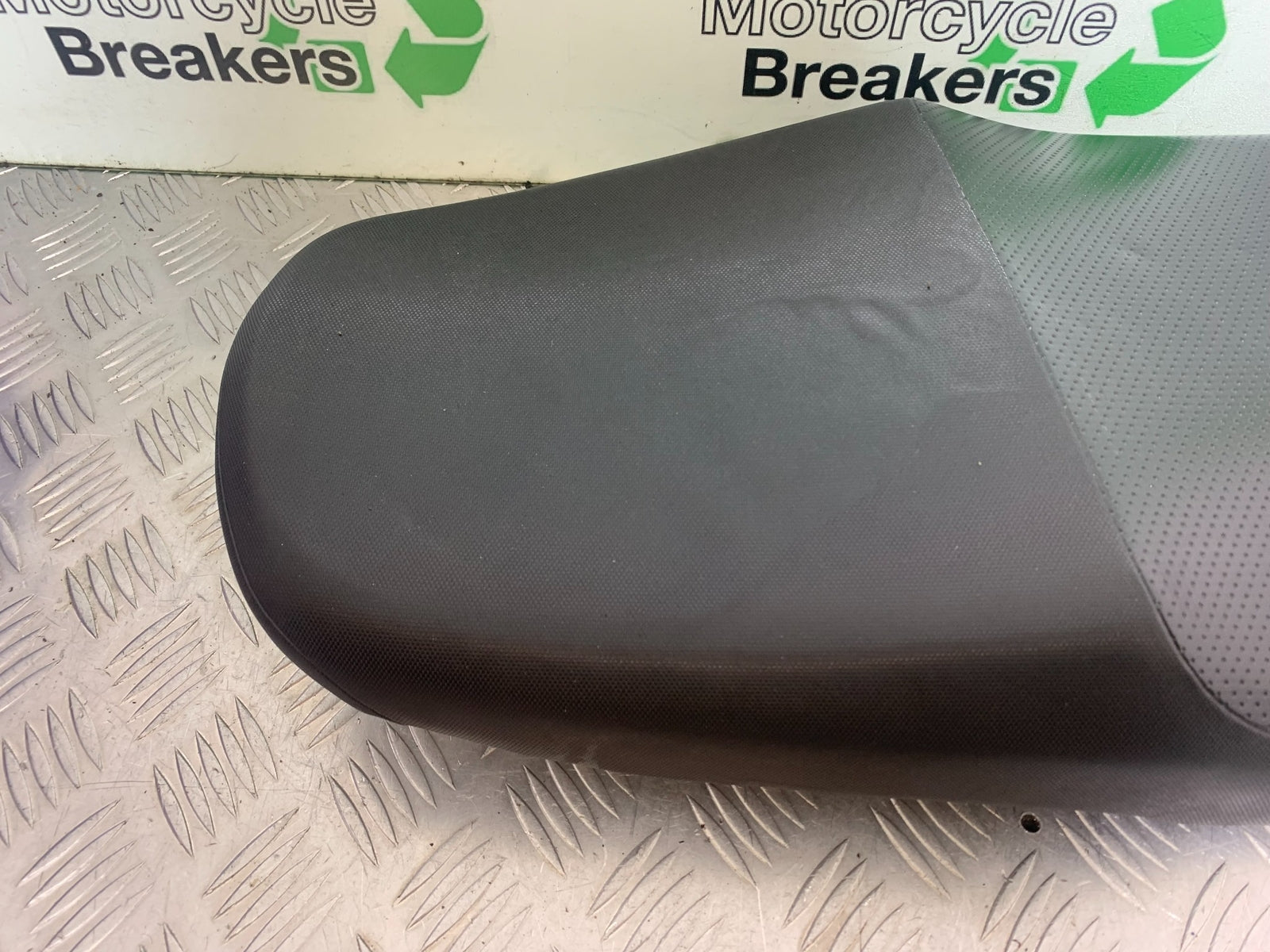 SUZUKI GSF600 GSF 600 BANDIT SEAT  YEAR 2001-2003 (CMB1157)
