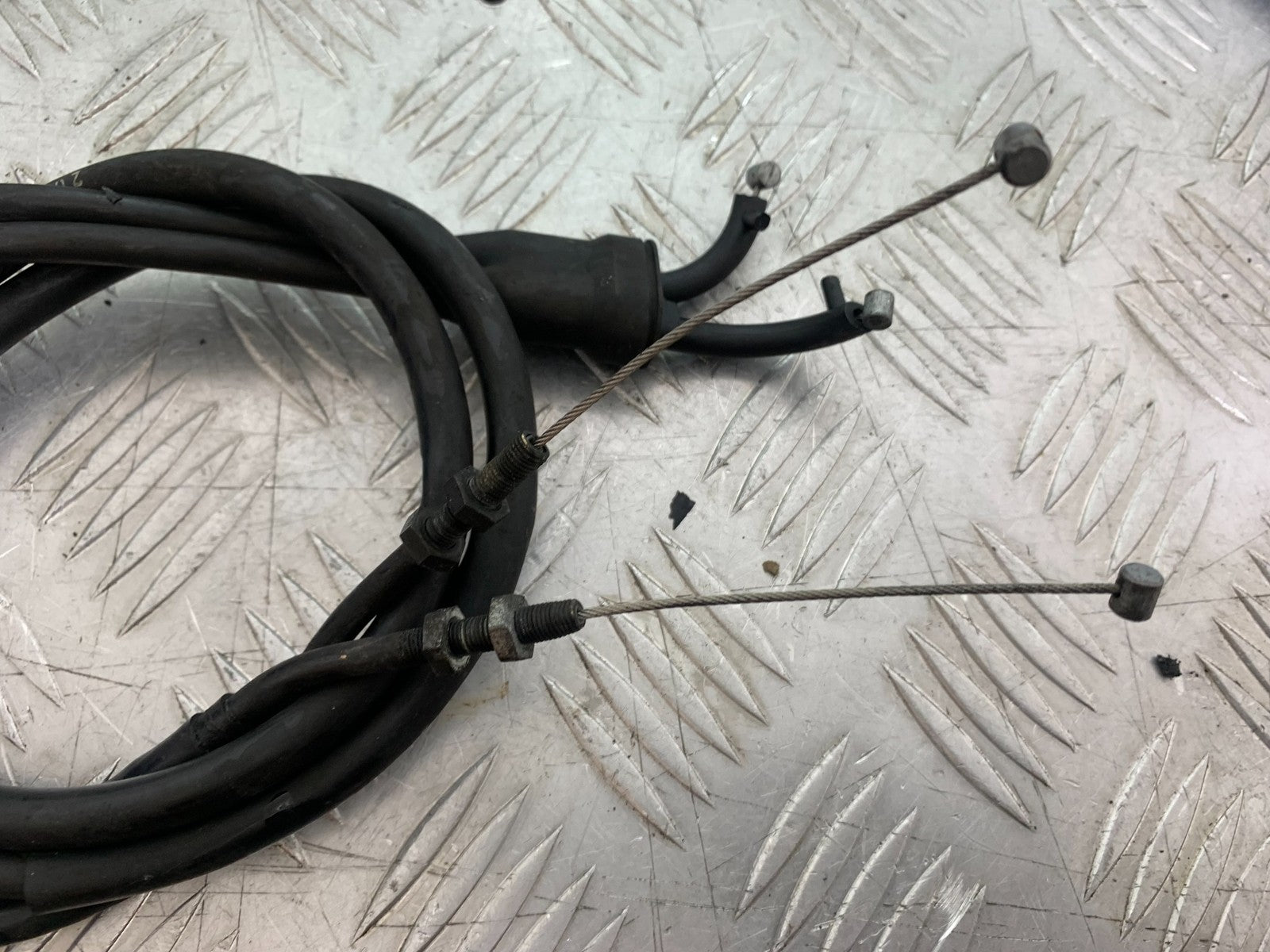 TRIUMPH SPEED TRIPLE R 1050 THROTTLE CABLES   2009 (CMB1183)
