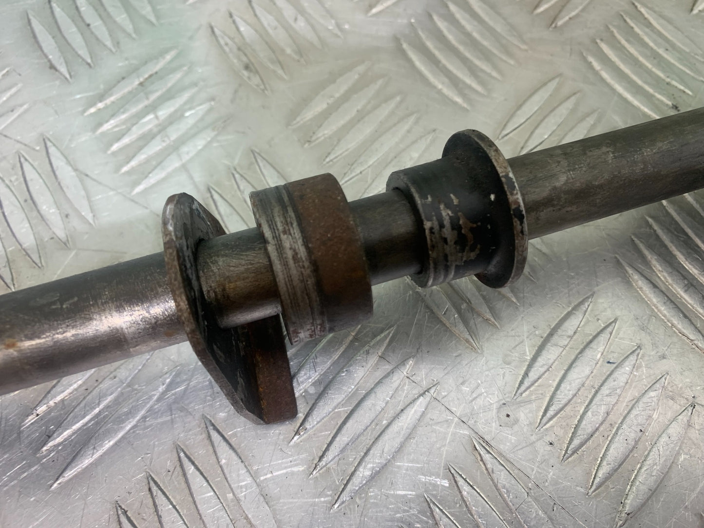 SUZUKI GSF650 GSF 650 REAR WHEEL SPINDLE   YEAR 2007-2009  (CMB1161)