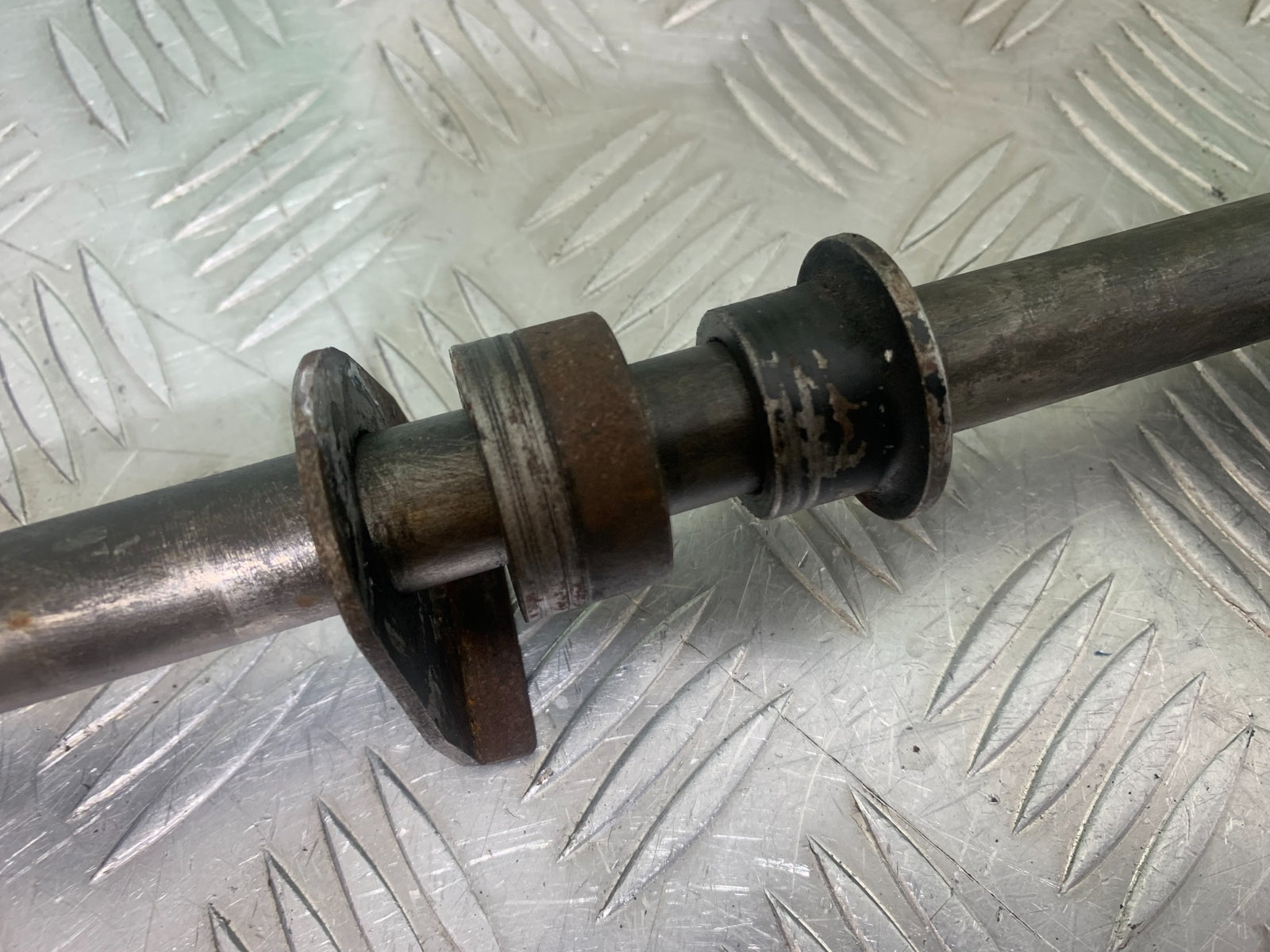 SUZUKI GSF650 GSF 650 REAR WHEEL SPINDLE   YEAR 2007-2009  (CMB1161)