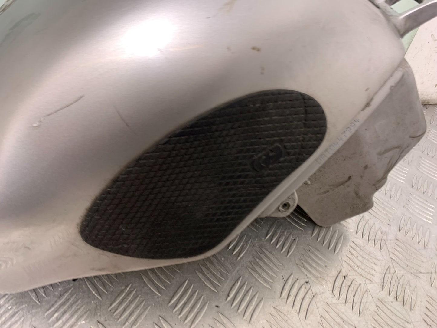 TRIUMPH 955i DAYTONA PETROL TANK  YEAR 2002-2006 (CMB1229)