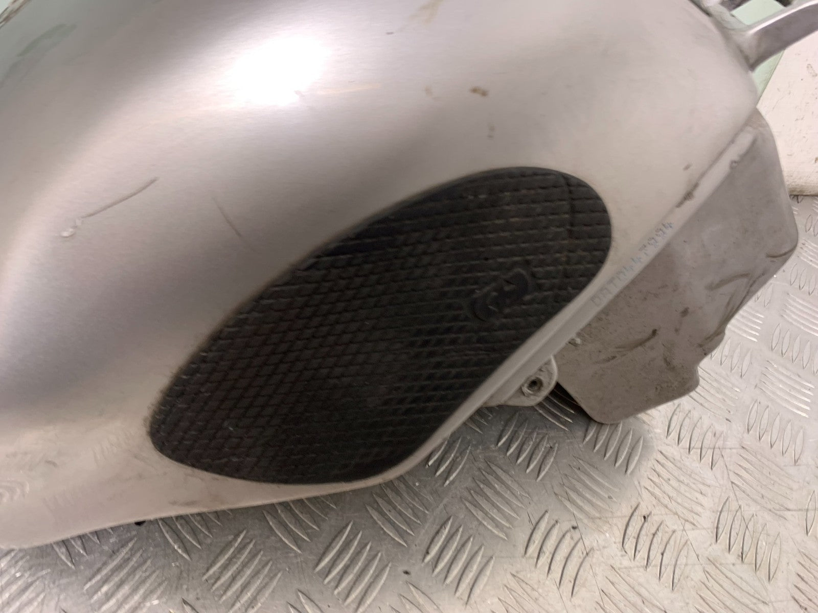 TRIUMPH 955i DAYTONA PETROL TANK  YEAR 2002-2006 (CMB1229)
