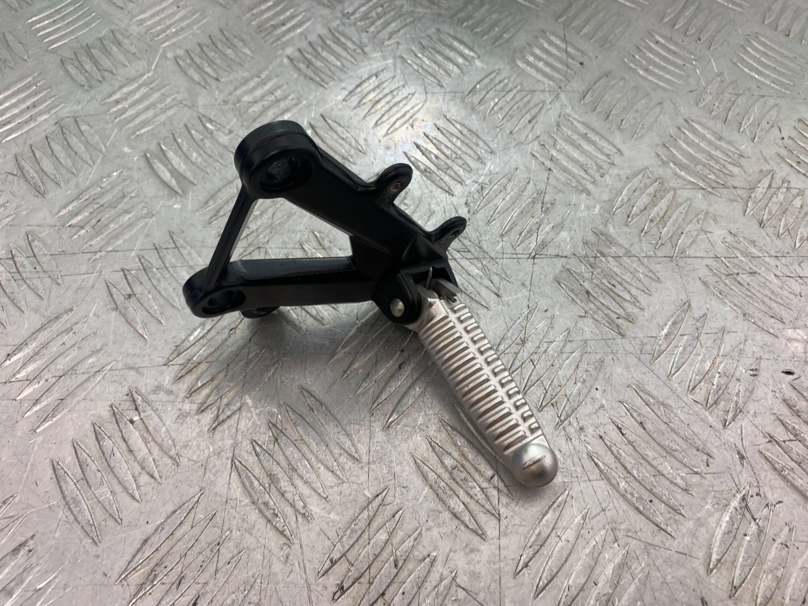 DUCATI 1198 S FRONT LEFT HANGER  AND PEG  YEAR 2009-2011 (CMB1219)