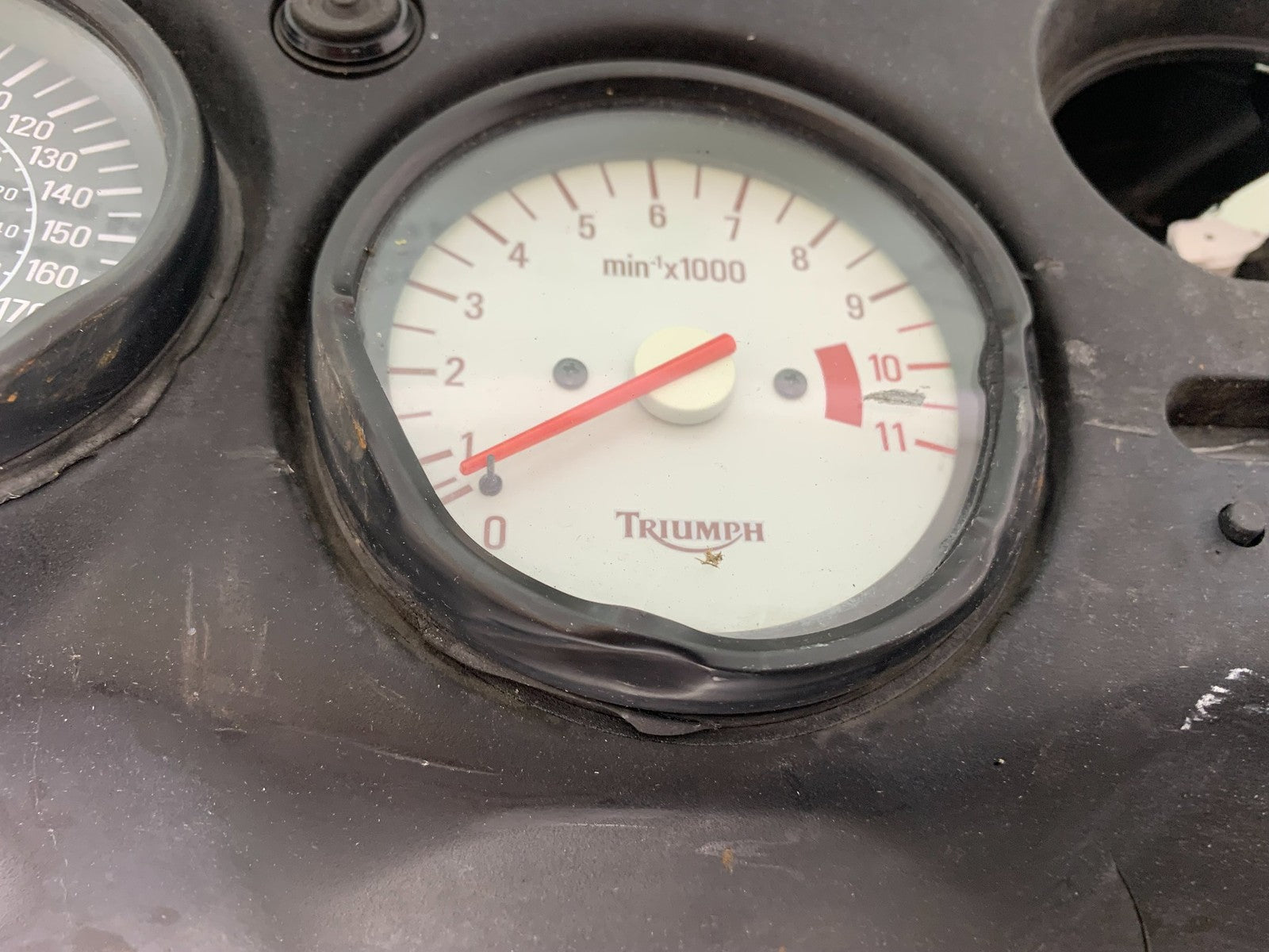 TRIUMPH 955i SPRINT ST CLOCKS SPEEDO DASH (DAMAGED) YEAR 1999-04 (CMB1230)