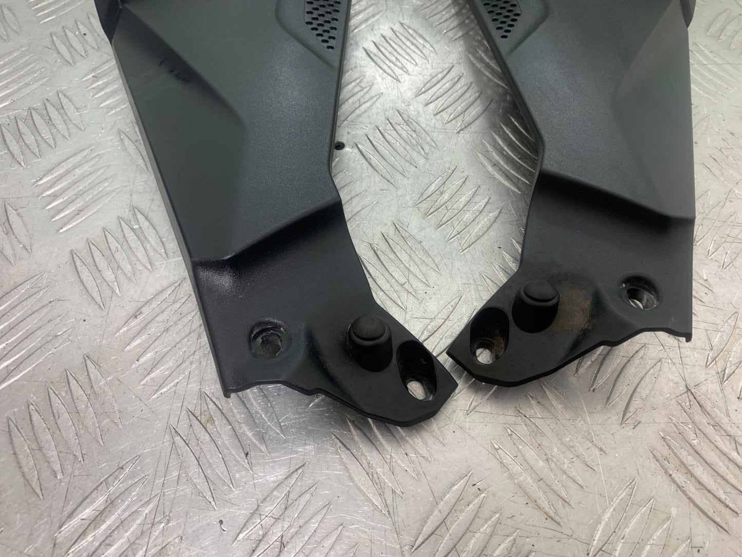 BMW R1200 R 1200 GS LEFT & RIGHT TANK PANELS    YEAR 2013-2016 (CMB1257)