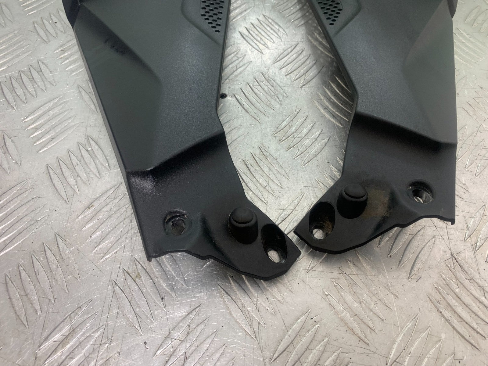 BMW R1200 R 1200 GS LEFT & RIGHT TANK PANELS    YEAR 2013-2016 (CMB1257)