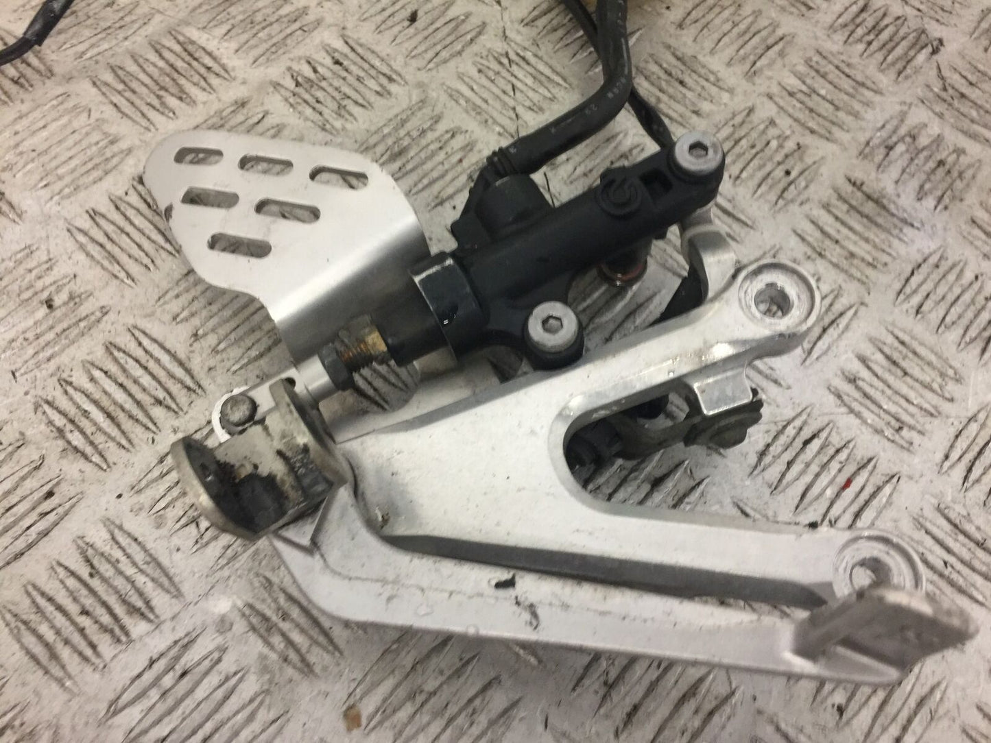 YAMAHA R6 5SL FRONT RIGHT HANGER  YEAR 2004 (STOCK 666)