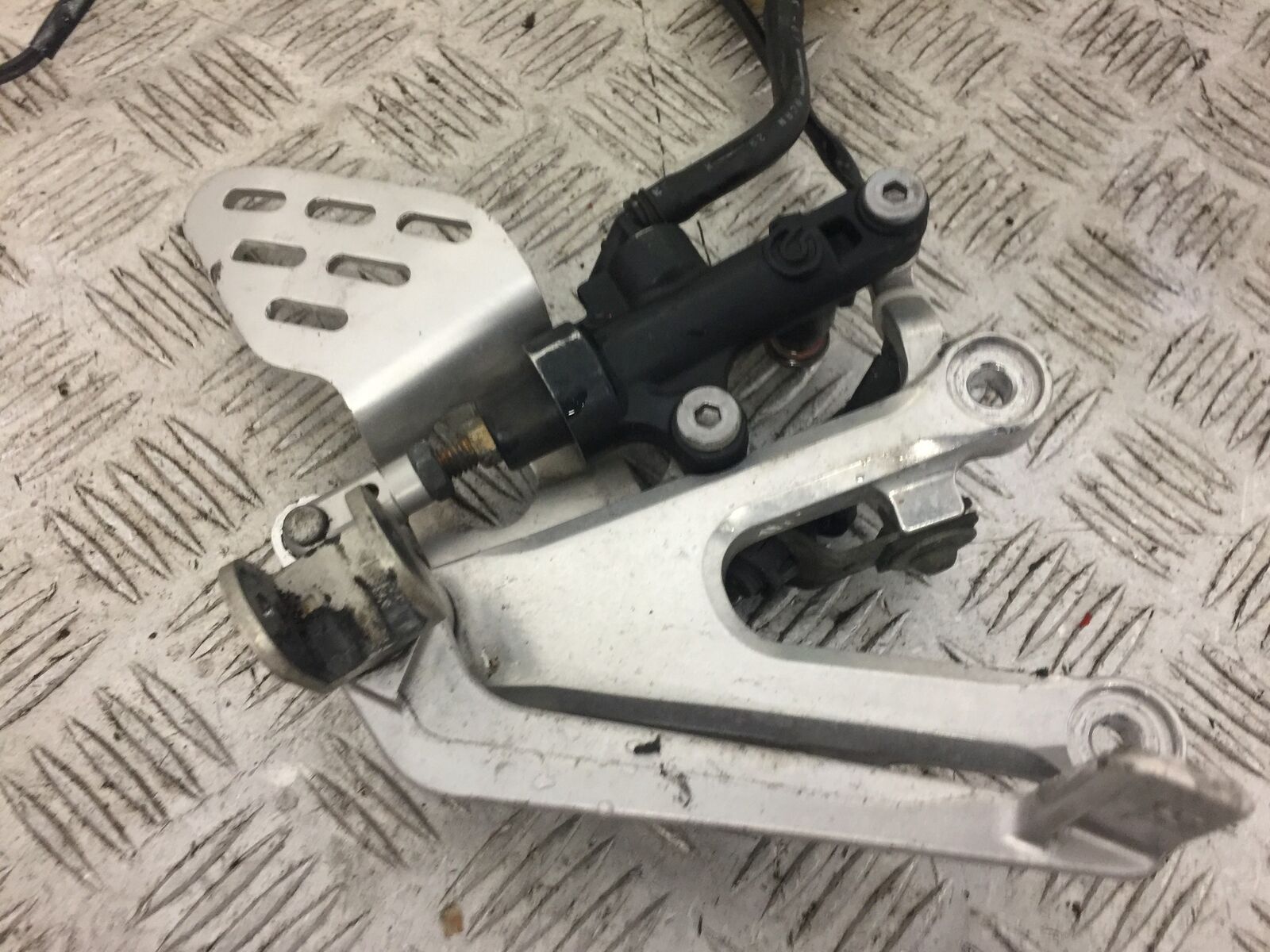 YAMAHA R6 5SL FRONT RIGHT HANGER  YEAR 2004 (STOCK 666)
