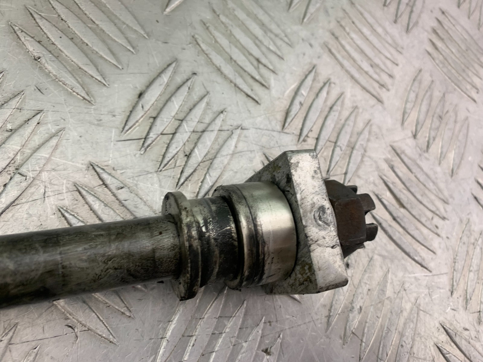 KAWASAKI ZX9R ZX9 R REAR WHEEL SPINDLE  YEAR 1998-1999 (CMB1329)