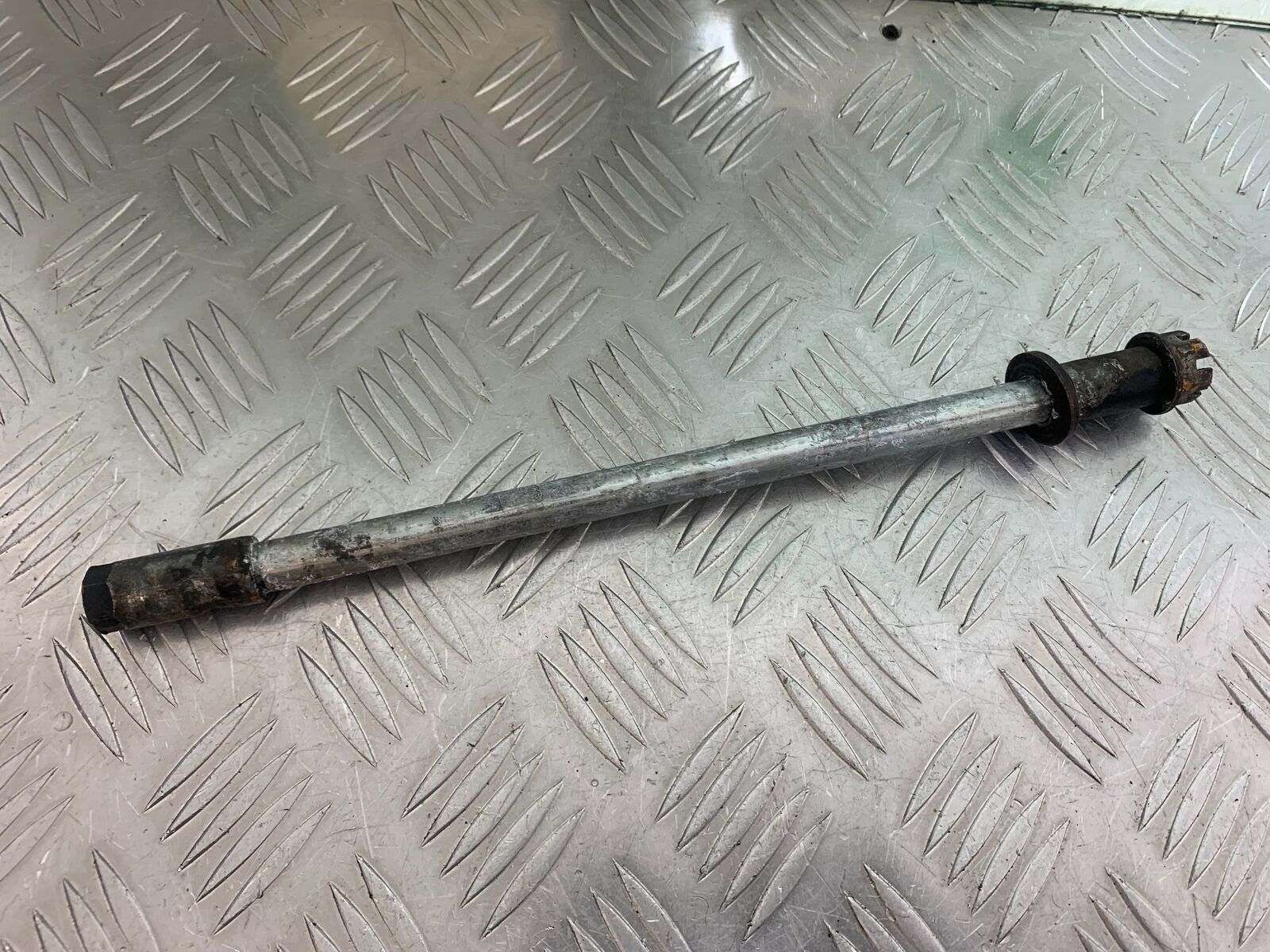 YAMAHA XV535 XV 535 VIRAGO REAR WHEEL SPINDLE YEAR 1994-02 (CMB1044)