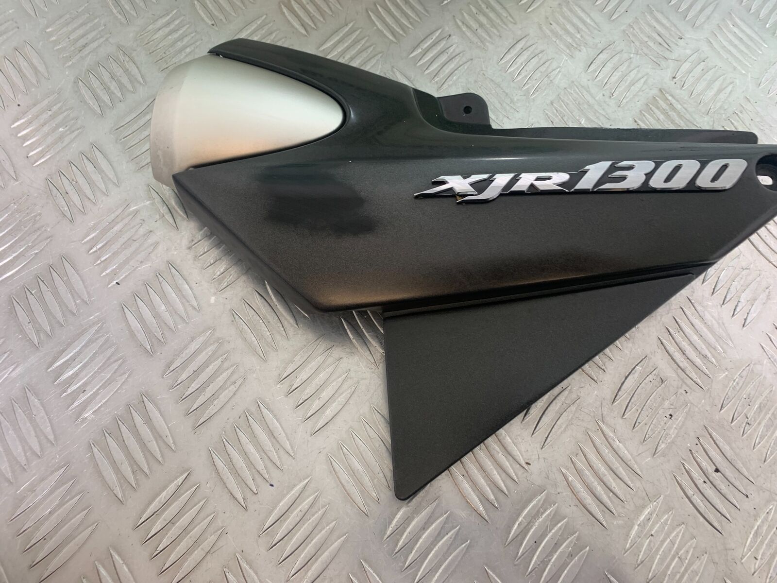 YAMAHA XJR1300 XJR 1300 LEFT SEAT PANEL  YEAR 1999-2003 (CMB1055)