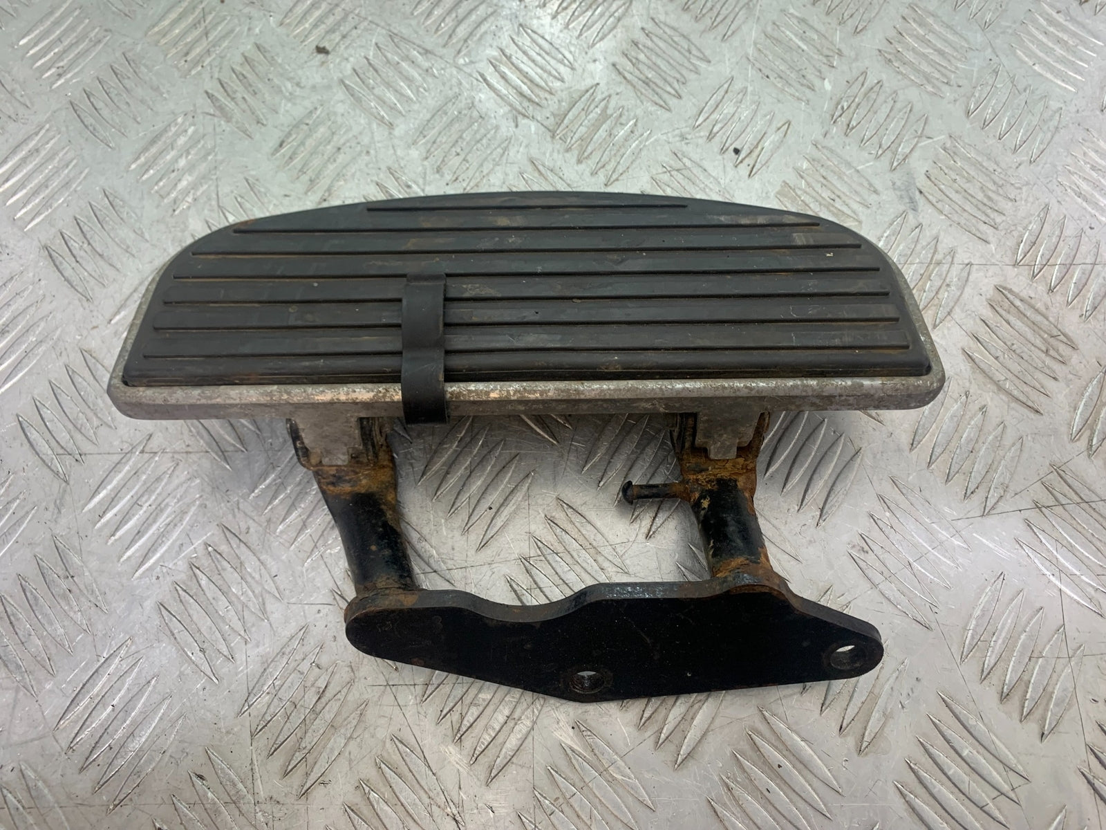 KAWASAKI VN1500 CLASSIC LEFT FOOTBOARD YEAR 1999 -2006 (CMB1166)