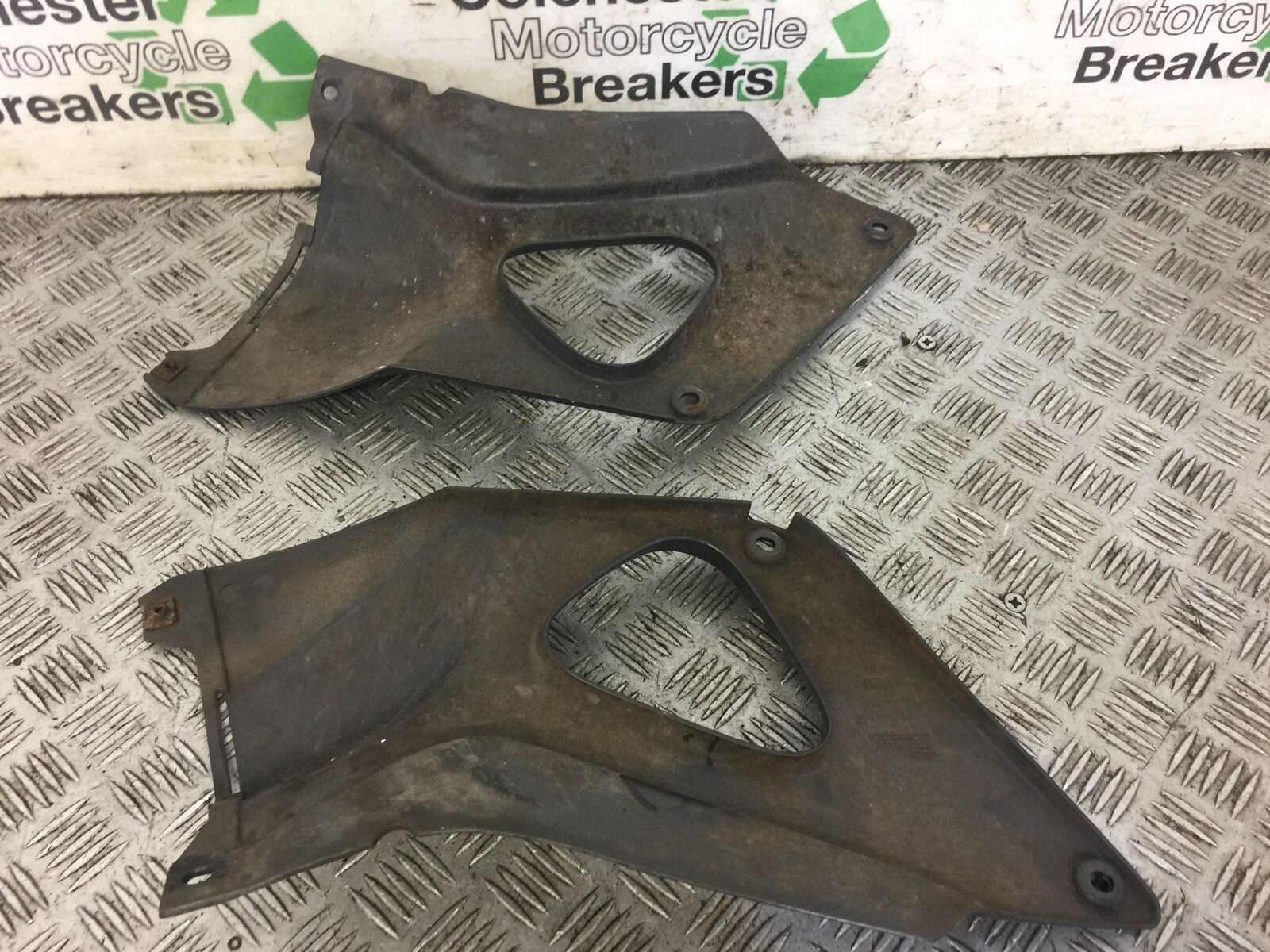 HONDA XL1000 VARADERO LEFT AND RIGHT SEAT PANELS YEAR 2002 (STOCK 595)