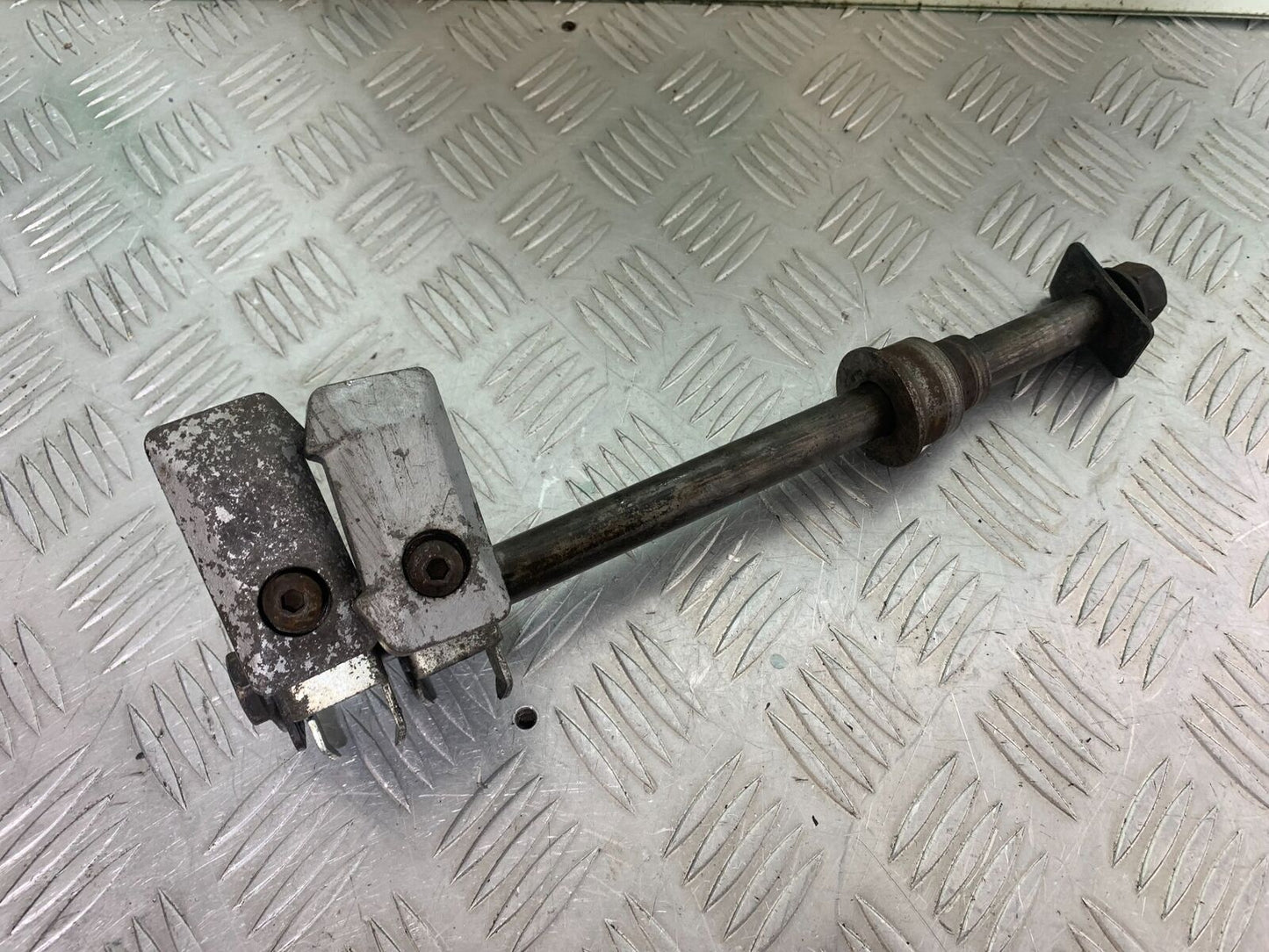 SUZUKI DL 650 V-STROM REAR WHEEL SPINDLE & ADJUSTERS  YEAR 2020 (CMB1117)
