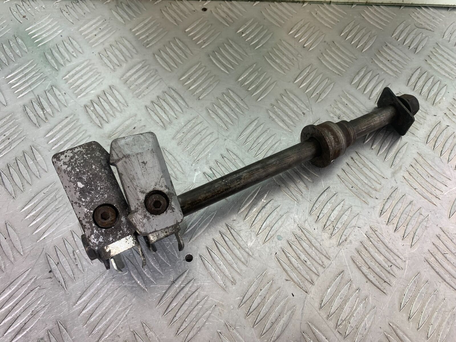 SUZUKI DL 650 V-STROM REAR WHEEL SPINDLE & ADJUSTERS  YEAR 2020 (CMB1117)