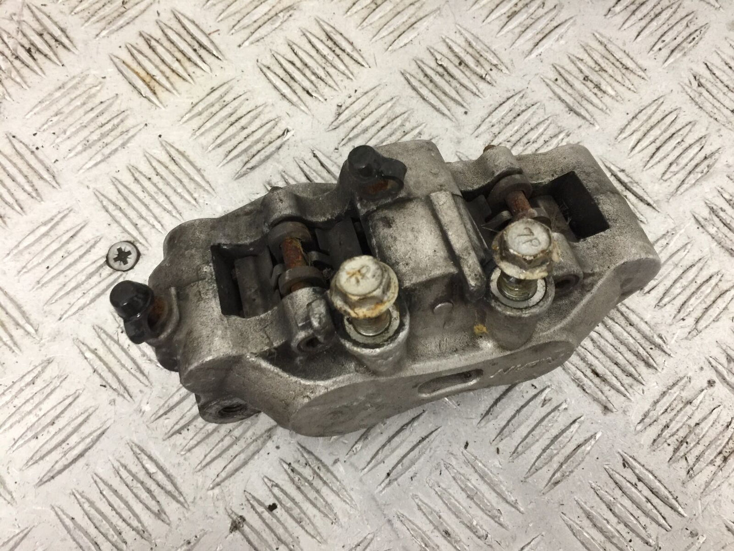 SUZUKI AN 250 BURGMAN FRONT BRAKE CALIPER   YEAR 1999  (STOCK 881)