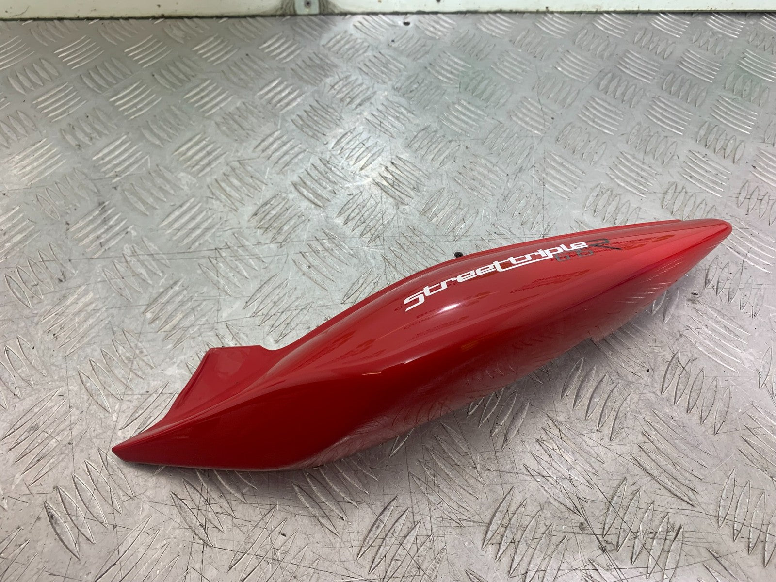 TRIUMPH 675 STREET TRIPLE R LEFT SEAT PANEL YEAR 2013 - 2016 (CMB1221)