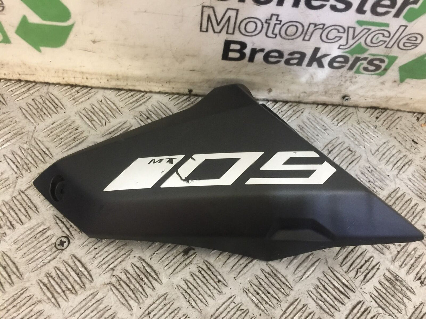 YAMAHA MT09 MT-09 RIGHT TANK PANEL  YEAR 2019 (STOCK 730)
