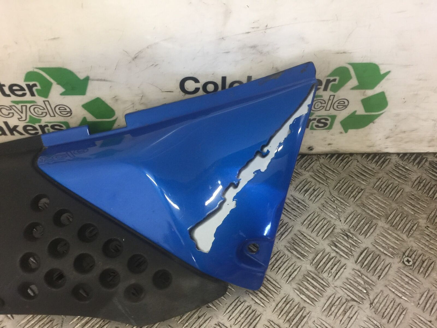 TRIUMPH 900 TIGER RIGHT SEAT PANEL   YEAR 1993-1999 STOCK 445