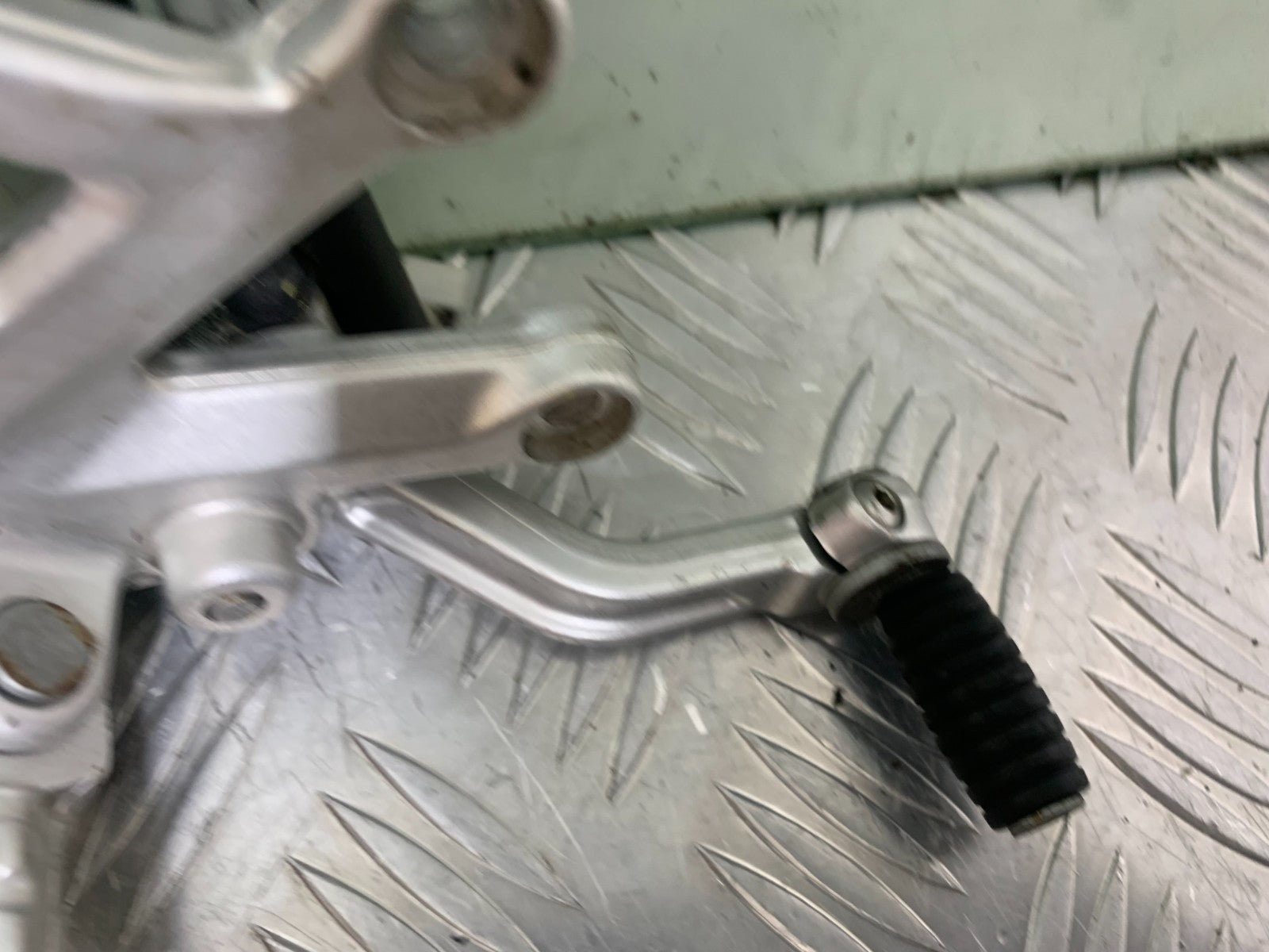 APRILIA TUONO 1000 V4R FRONT RIGHT HANGER PEG PEDAL YEAR 2011-13  (CMB1331)
