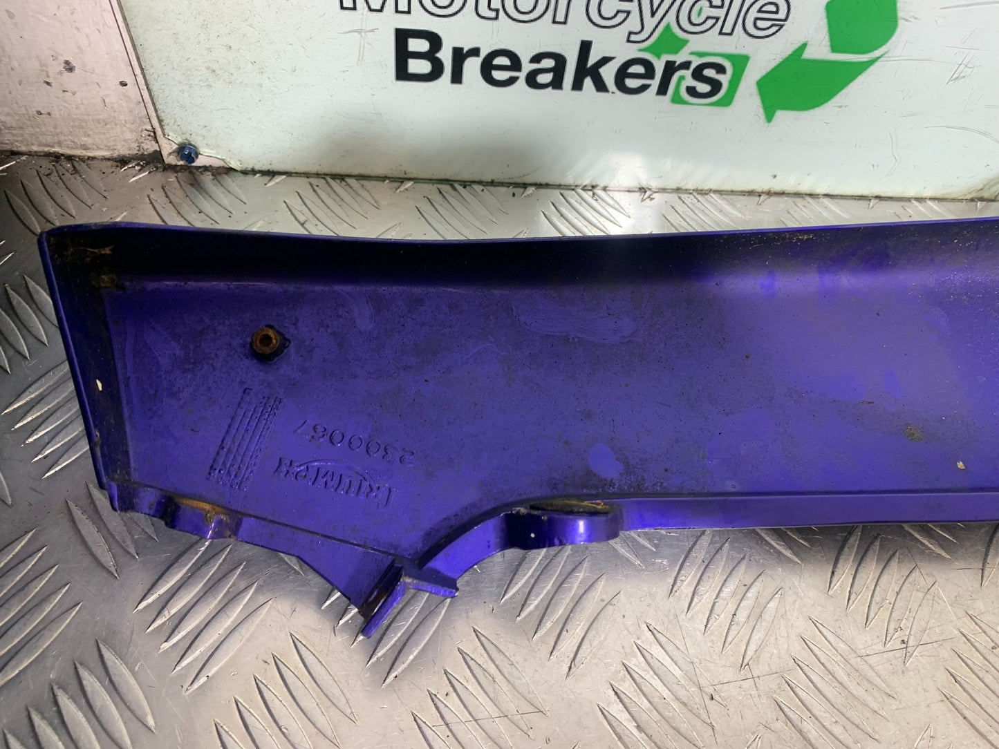 TRIUMPH TROPHY 900 RIGHT SEAT PANEL   YEAR 1991-95 (CMB1251)