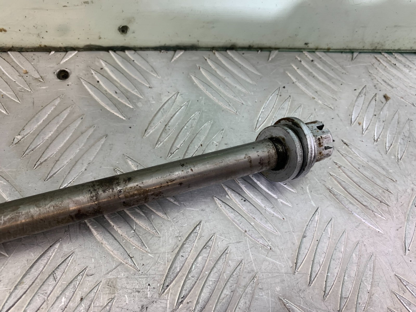 YAMAHA XV1100 XV 1100 VIRAGO REAR WHEEL SPINDLE  1990-1999 (CMB1190)