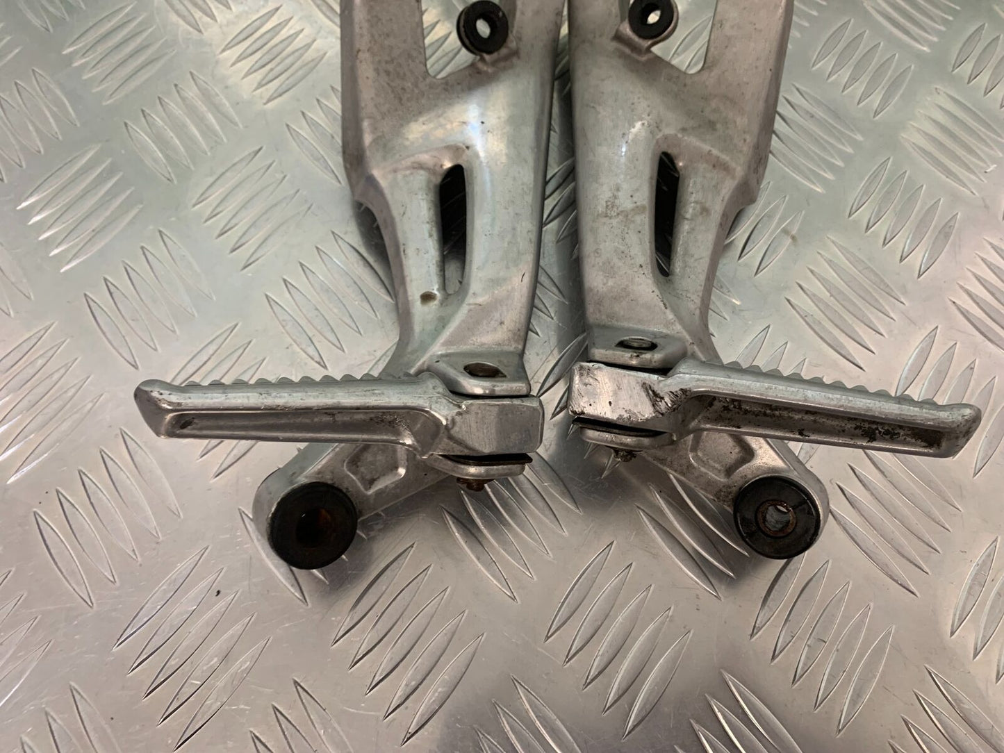 HONDA CBR1100 BLACKBIRD REAR HANGERS AND PEGS  YEAR 1996-1998 (STOCK 936)
