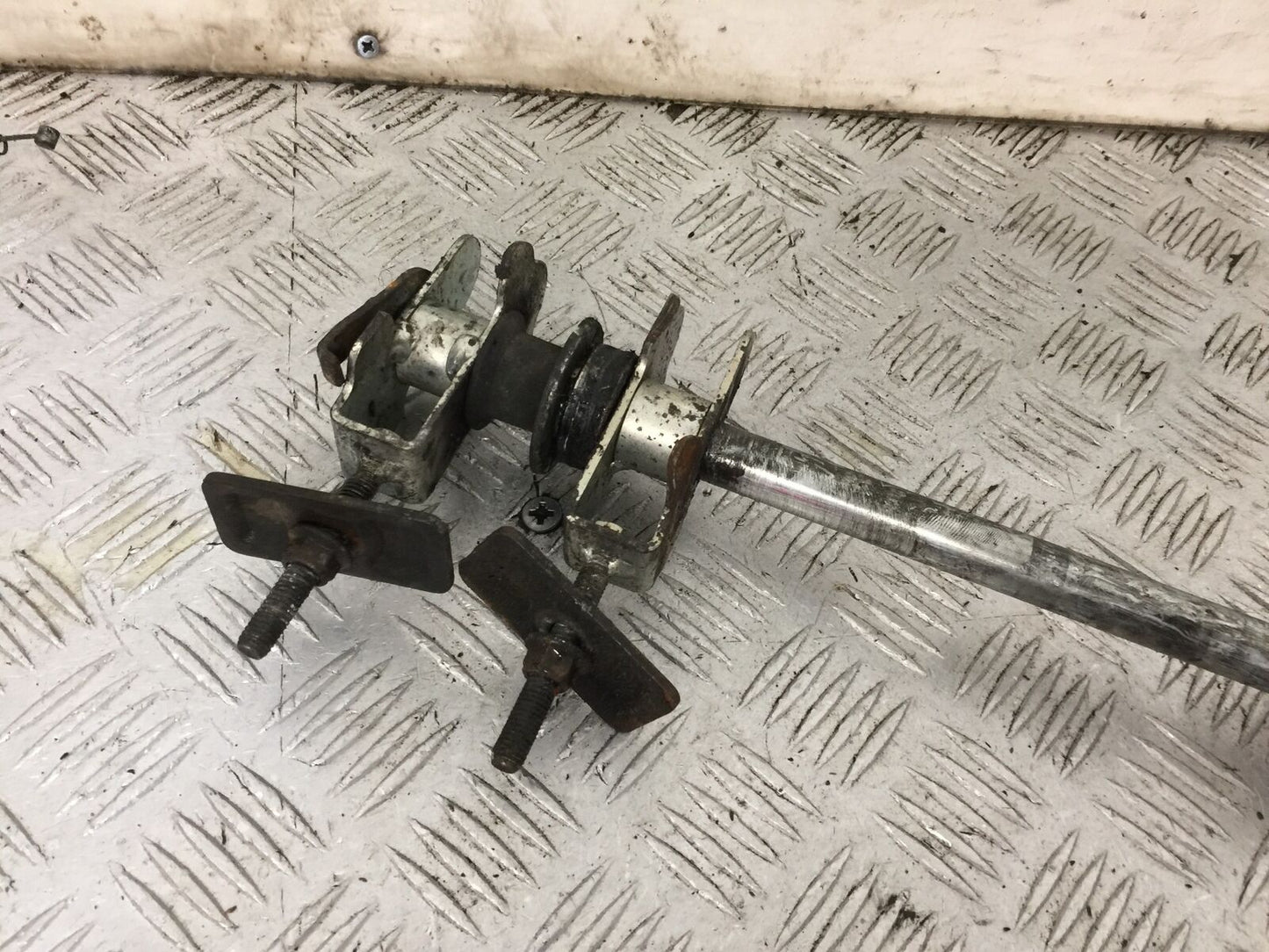 SUZUKI GS500 GS 500 REAR WHEEL SPINDLE   YEAR 2004-09 (STOCK 882)