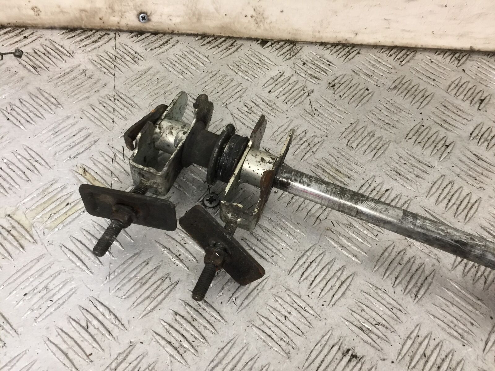 SUZUKI GS500 GS 500 REAR WHEEL SPINDLE   YEAR 2004-09 (STOCK 882)