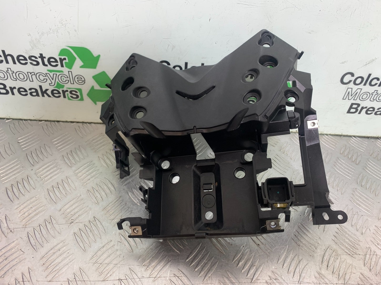 YAMAHA XMAX 300 FAIRING BRACKET  YEAR 2017-2020 (CMB1218)
