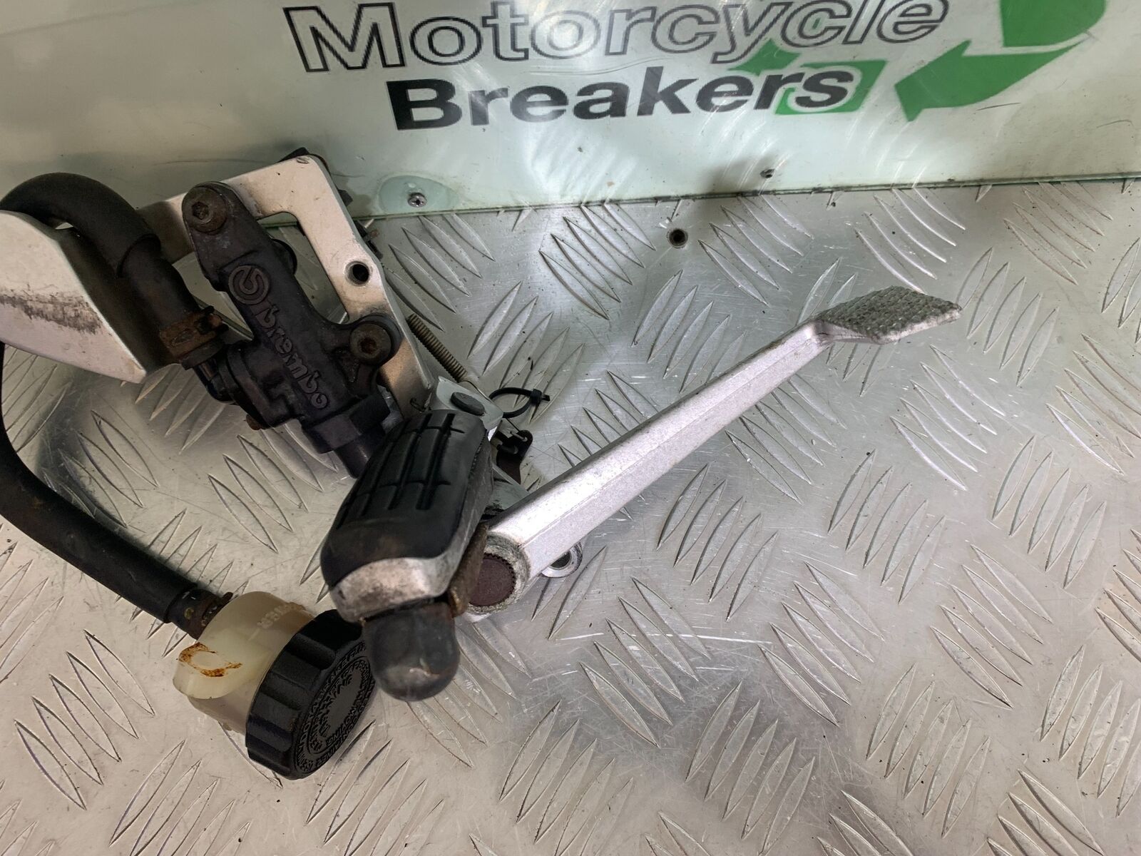 YAMAHA FJR1300 FJR 1300 FRONT RIGHT HANGER   YEAR 2001-05 (CMB1005)