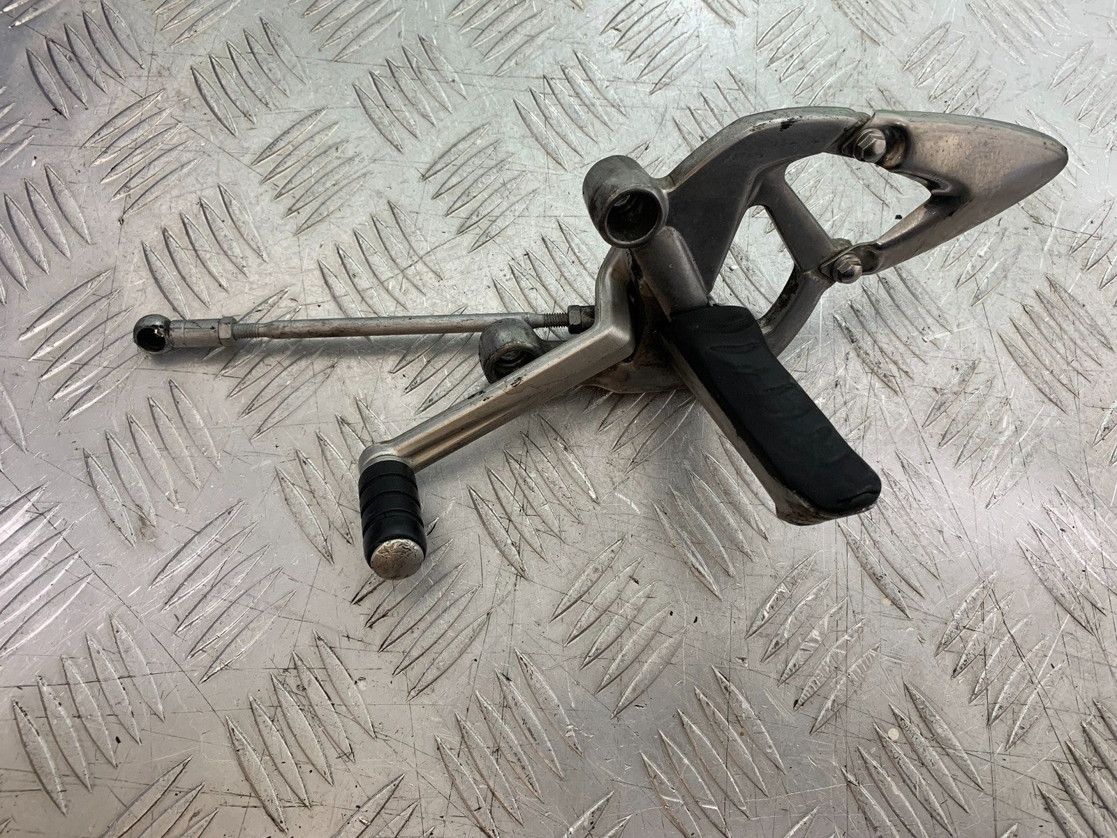 TRIUMPH 1050 SPRINT ST FRONT LEFT HANGER  2003-2011 (CMB1285)