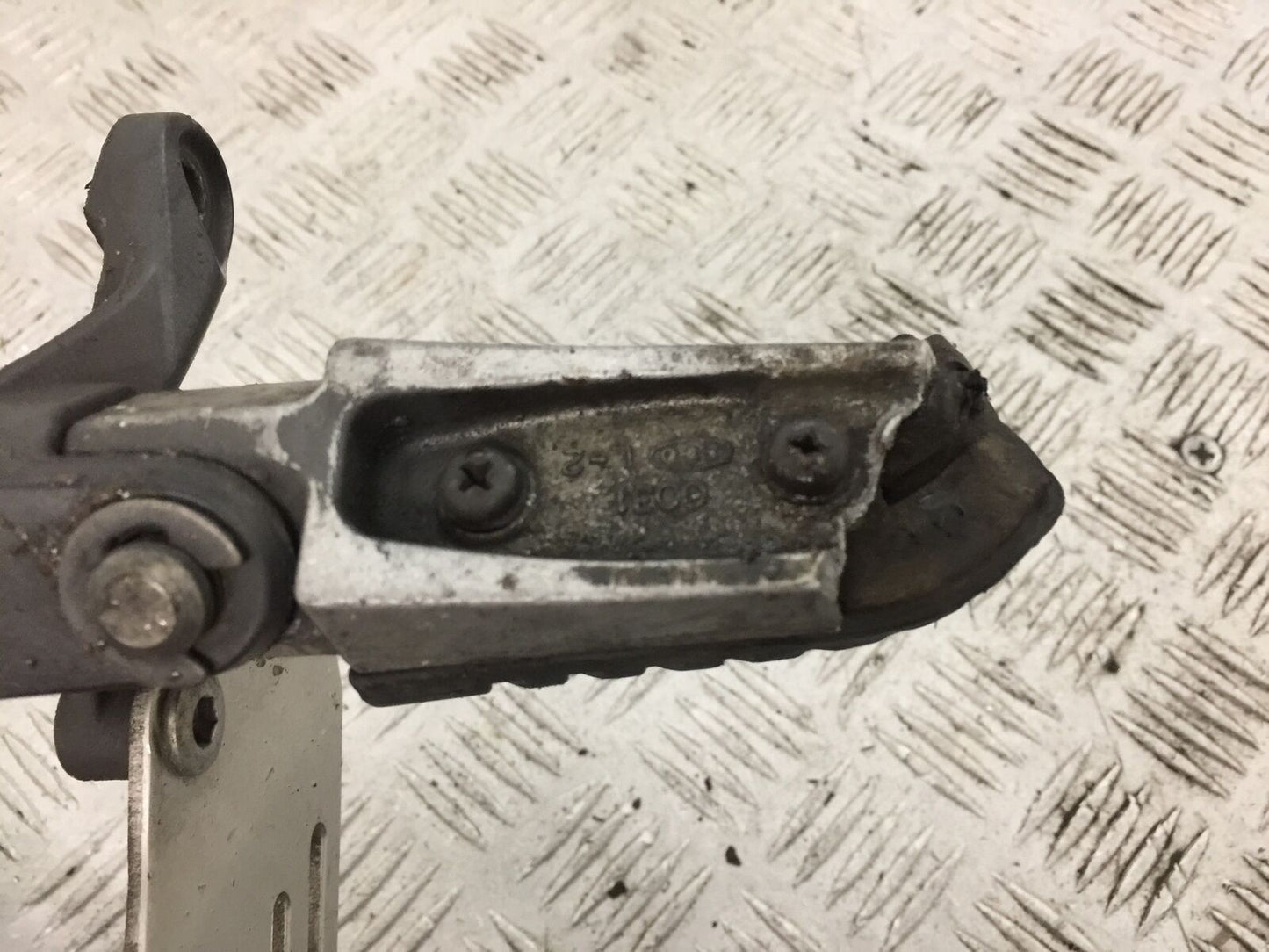 KAWASAKI ZZR1400 ZZR 1400 FRONT LEFT HANGER  YEAR 2011 (STOCK 802)