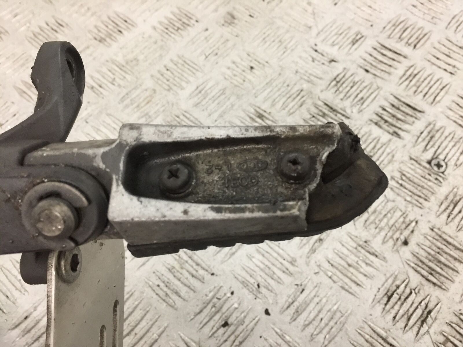 KAWASAKI ZZR1400 ZZR 1400 FRONT LEFT HANGER  YEAR 2011 (STOCK 802)