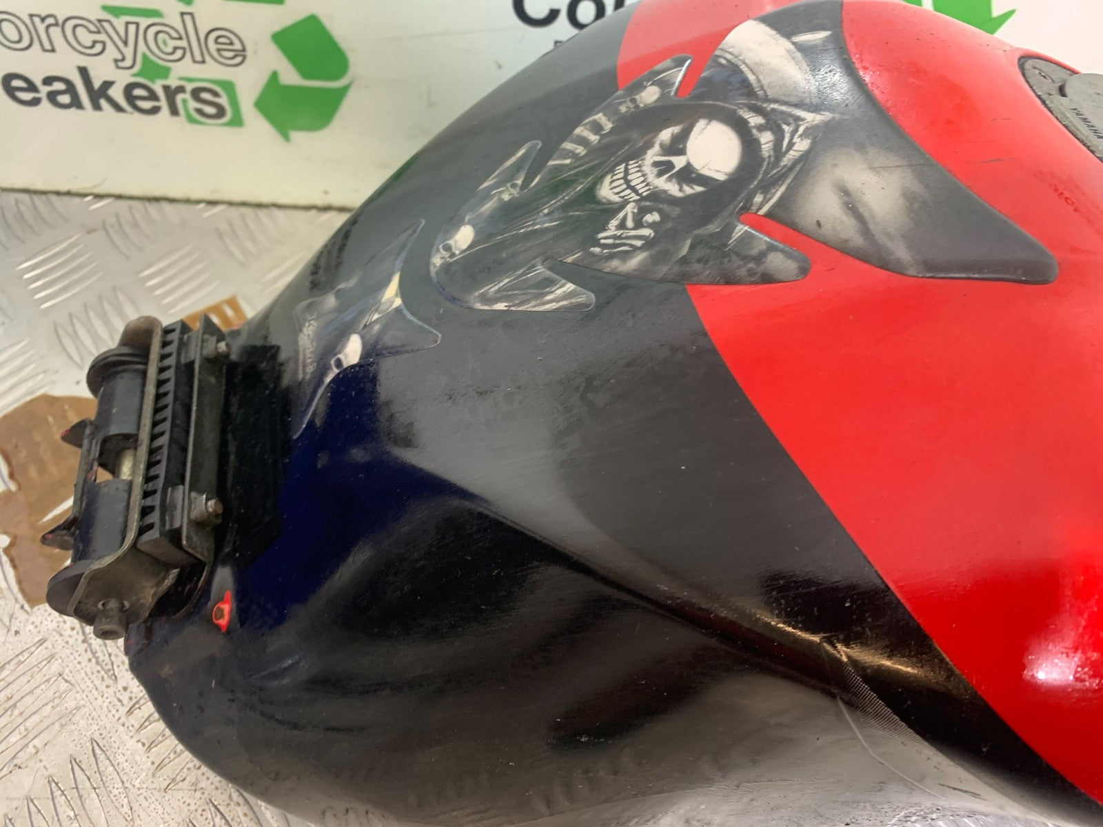 YAMAHA FZS600 FAZER 600 PETROL TANK   YEAR 1998-2001 (CMB1267)