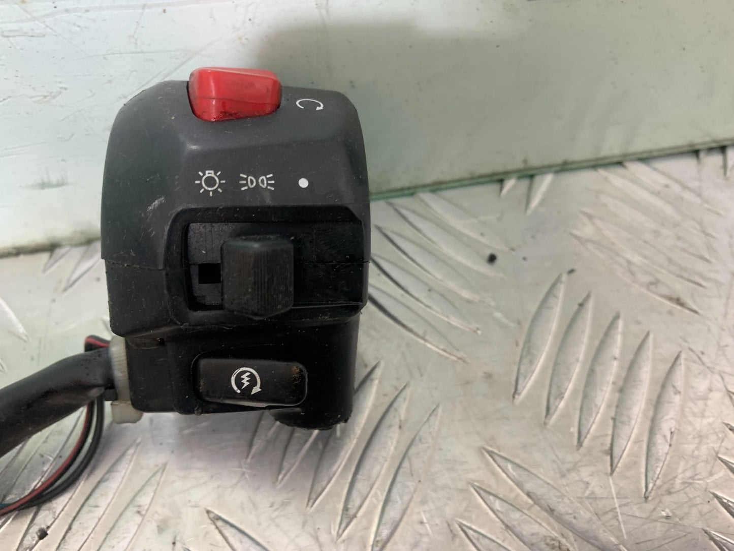 SUZUKI GSF600 GSF 600 BANDIT RIGHT SWITCH GEAR   2000-2004 (CMB1269)