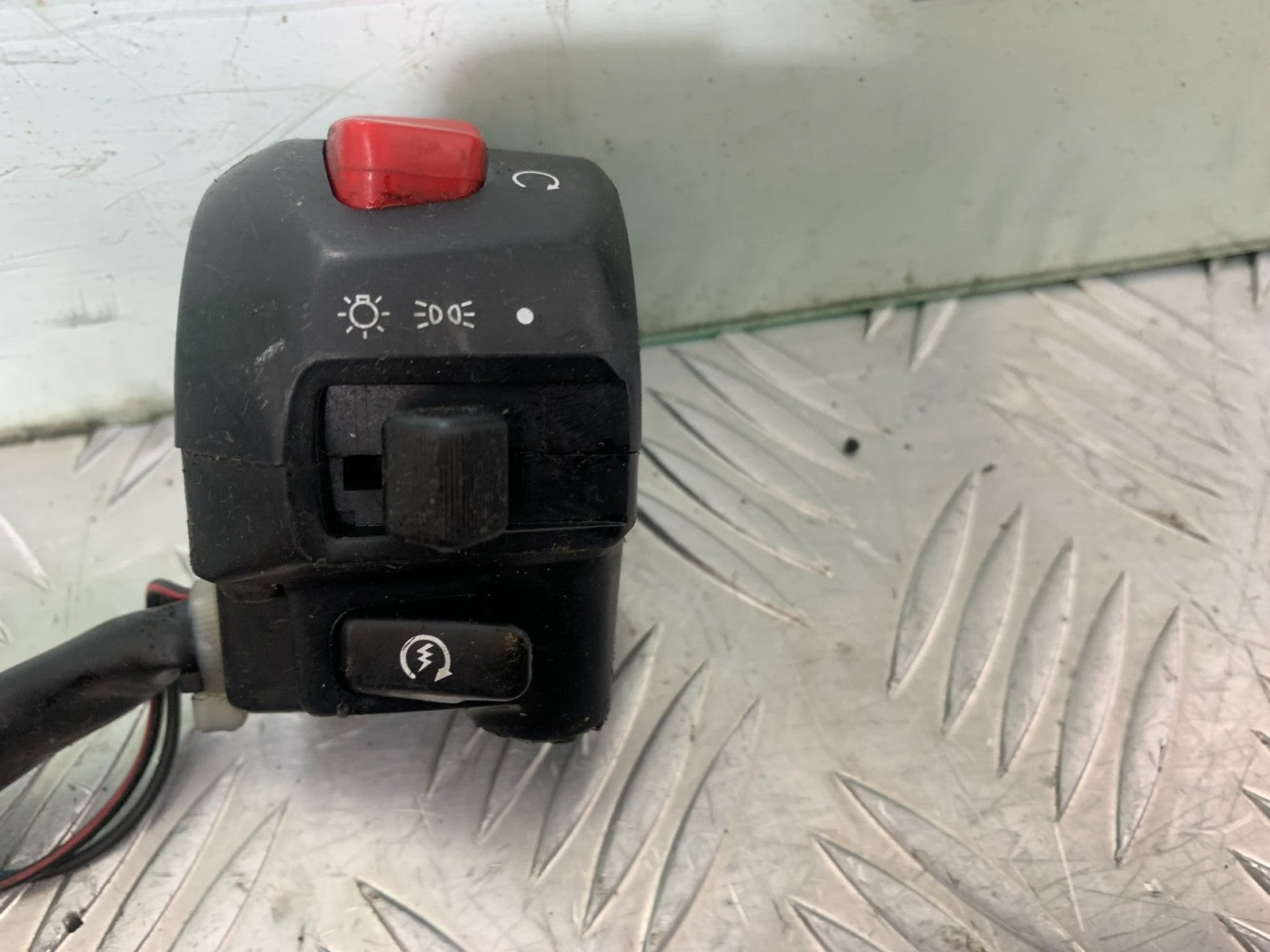 SUZUKI GSF600 GSF 600 BANDIT RIGHT SWITCH GEAR   2000-2004 (CMB1269)