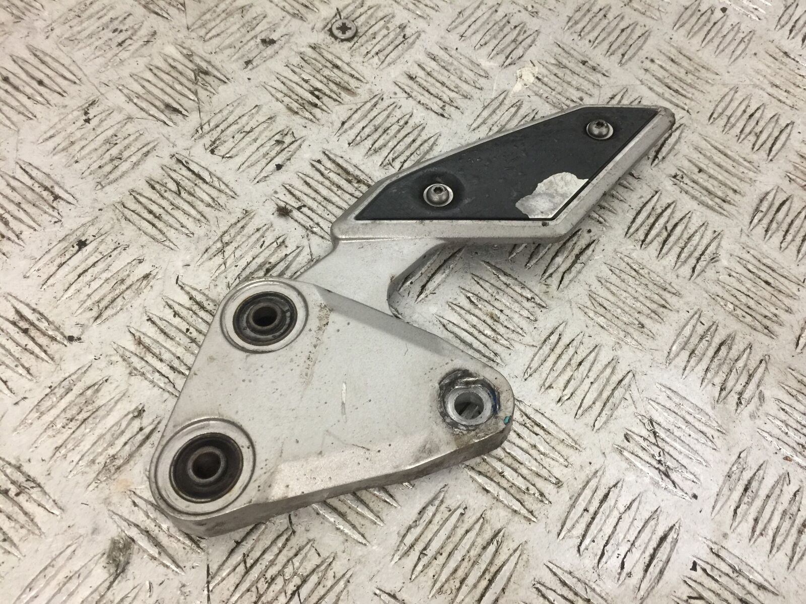 YAMAHA FZ1-N FRONT LEFT HANGER YEAR 2006-2012  (STOCK 787)