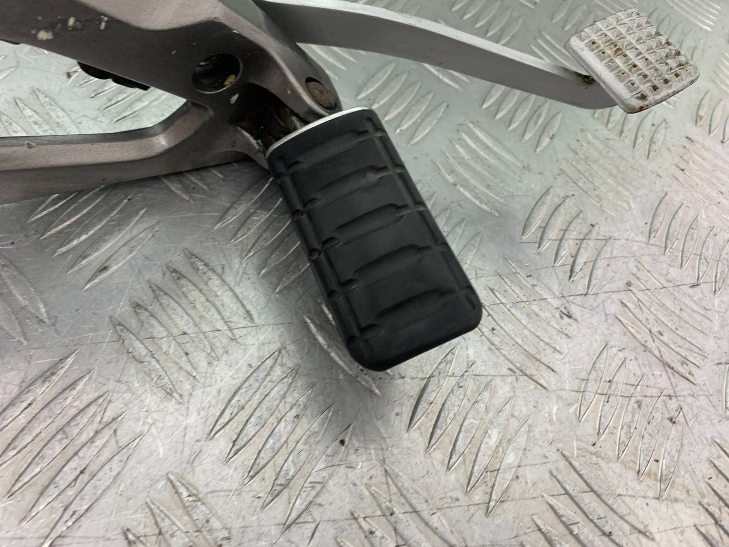 HONDA NT 700 V DEAUVILLE RIGHT HANGER AND PEGS  YEAR 2006-2010 (CMB1298)