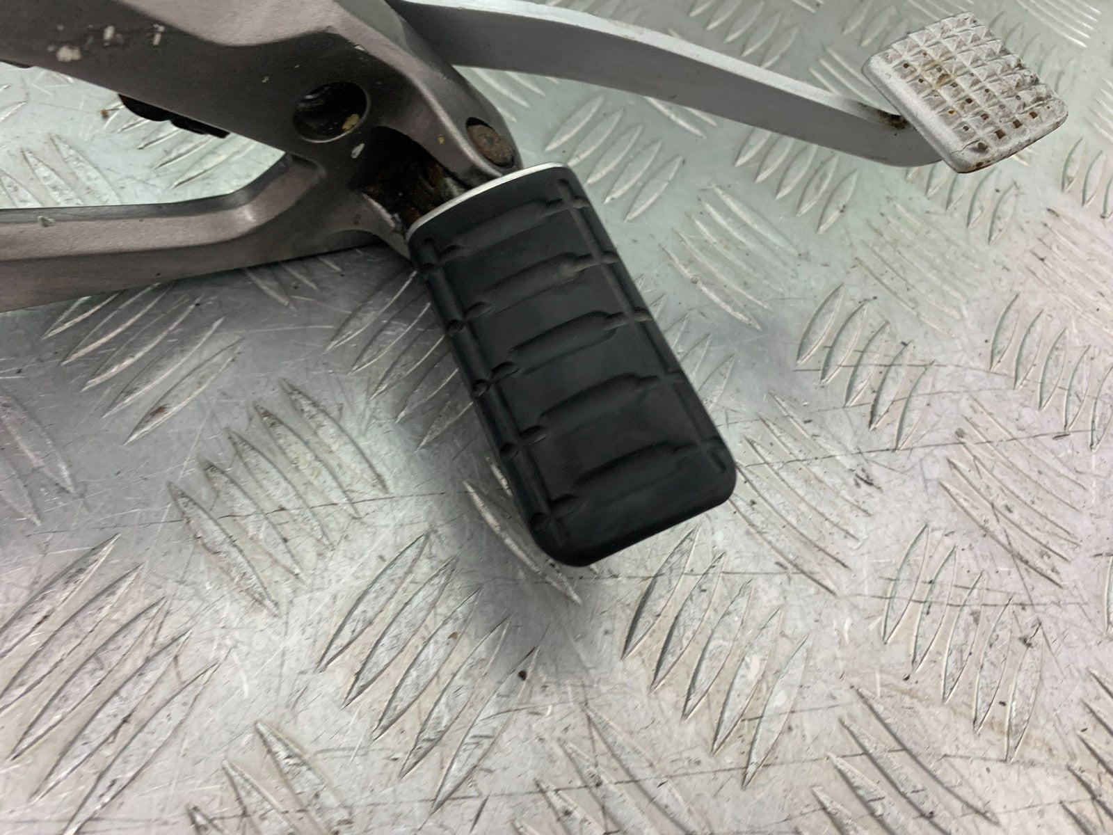 HONDA NT 700 V DEAUVILLE RIGHT HANGER AND PEGS  YEAR 2006-2010 (CMB1298)
