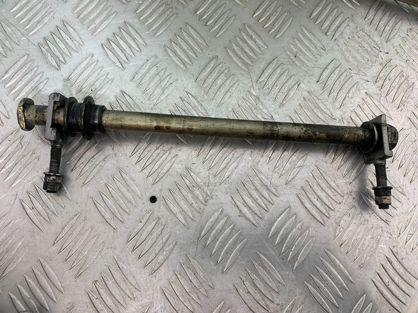 TRIUMPH THUNDERBIRD 1600 REAR WHEEL SPINDLE  YEAR 2011 (CMB1107)