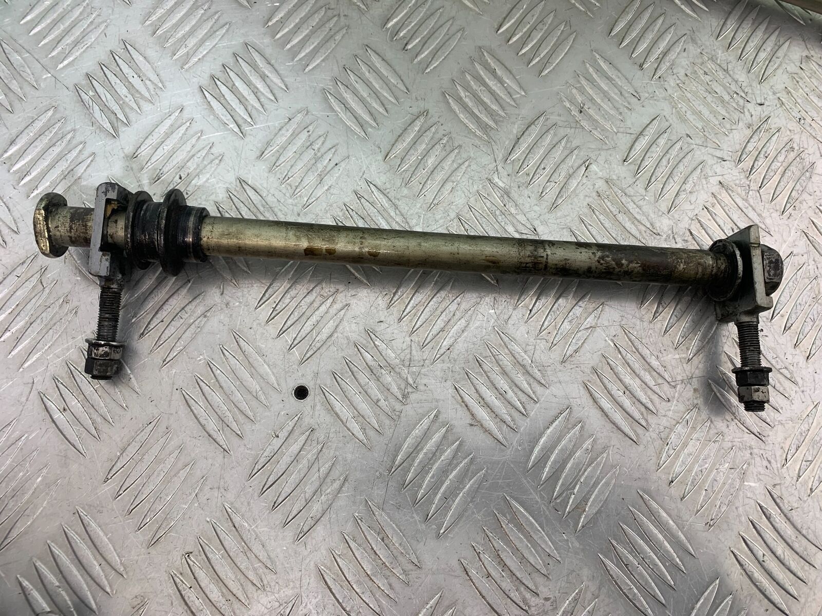 TRIUMPH THUNDERBIRD 1600 REAR WHEEL SPINDLE  YEAR 2011 (CMB1107)