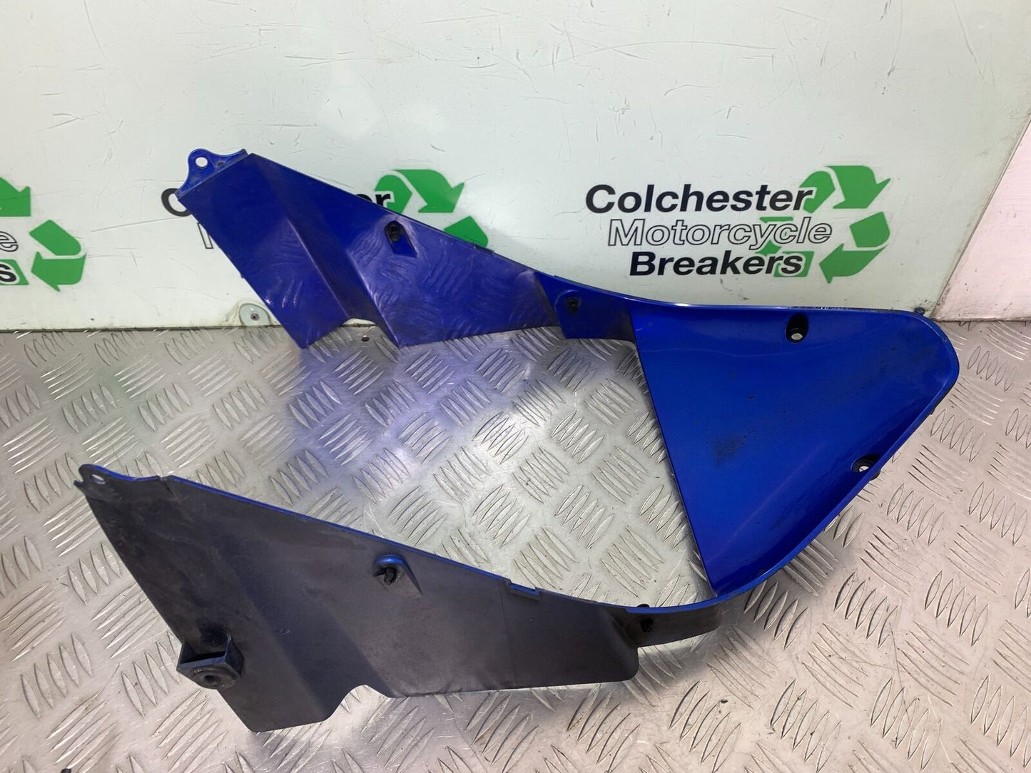 HONDA CBR1100 BLACKBIRD FAIRING V-PIECE  YEAR 1999-2005 (CMB1103)