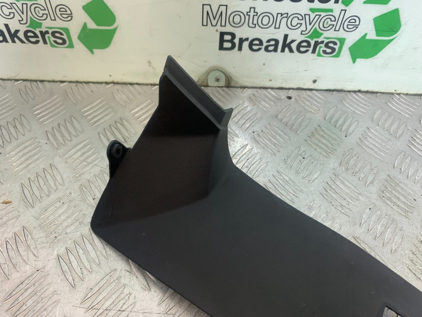 TRIUMPH 1050 SPRINT ST LEFT TOP FAIRING INFILL PANEL  YEAR 2004-2007 (CMB1197)