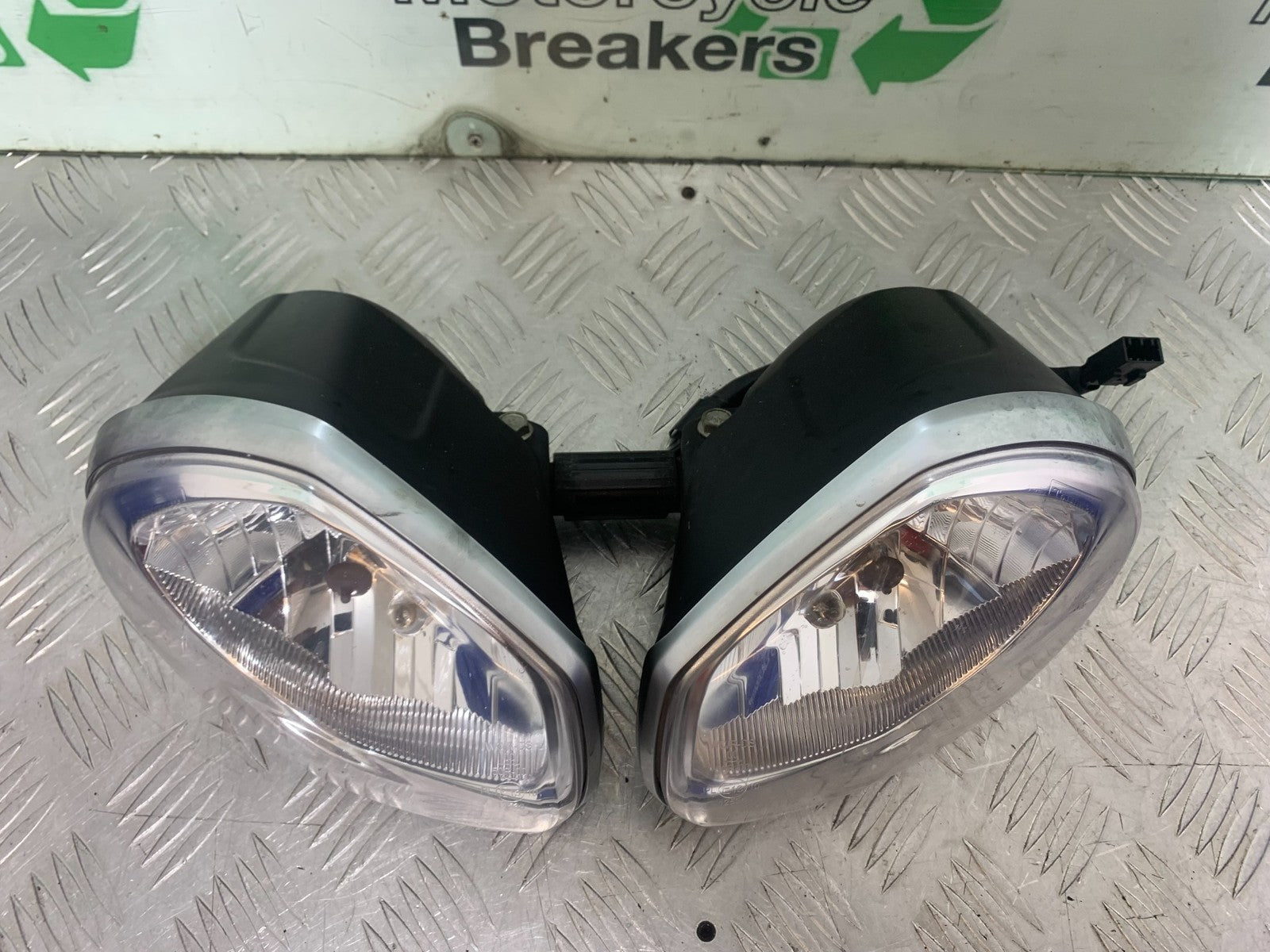 TRIUMPH 675 STREET TRIPLE HEADLIGHTS   2013-2016 (CMB1186)